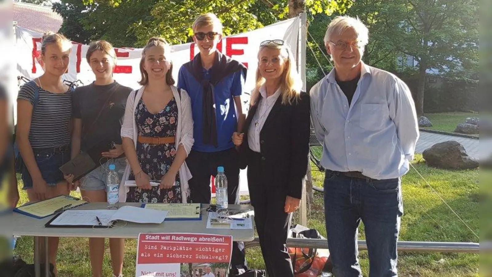 Bereits im Juli hatten Karin von Wilmowski (2. von rechts) von der Elterninitiative „Rettet die Radwege in der Nibelungenstraße“  und Luitpold Klotz (rechts), Rektor des Käthe-Kollwitz-Gymnasiums, zusammen mit den Schülern Lena, Sarah, Samira und Nino im Vorfeld der Sitzung des BA 9 Unterschriften gegen den geplanten Abbau der Radwege in der Nibelungenstraße gesammelt. (Foto: sb)