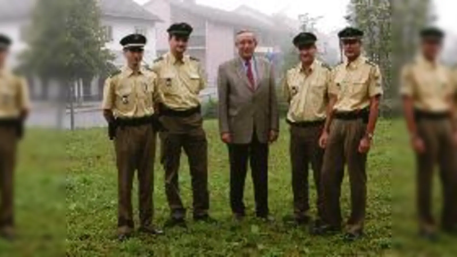 Probestehen auf dem Grundstück der künftigen Polizei Ismaning: Tobias Lehnerer, Michael Rothböck, Ismanings zweiter Bürgermeister Dr. Theodor Baumann, Josef Voit und der stellvertretende Dienststellenleiter Peter Löffelmann.  (Foto: ba)