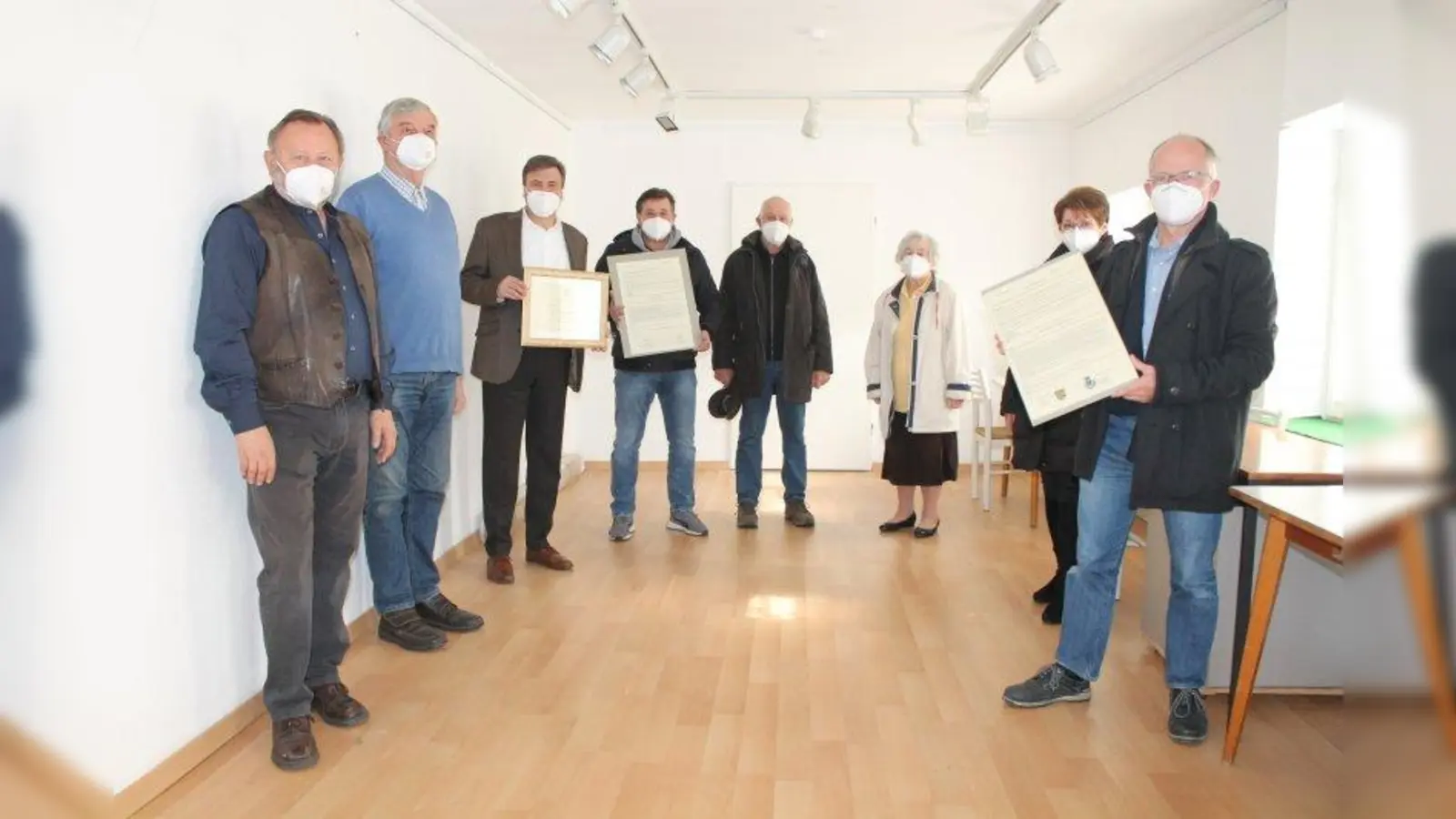 Übergabe der gesammelten Werke an das Heimatmuseum Karlsfeld (von links): Josef Pscherer und Horst Rubröder vom Heimatmuseum, 1. Bürgermeister Stefan Kolbe, Pietro Sarcinella und Manfred Biberger vom Bürgerkomitee, Ilsa Oberbauer vom Heimatmuseum, Kulturreferentin Ingrid Brünich und 2. Bürgermeister Stefan Handl. Nicht auf dem Bild ist Evelyn Vogel, Vorsitzende des Bürgerkomitees. (Foto: KA)