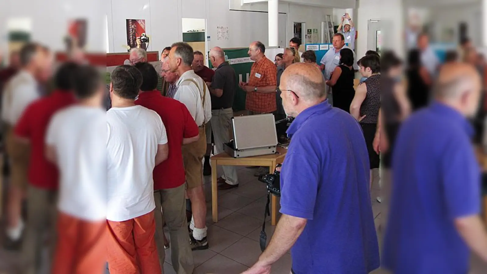 Anstehen zur Stimmabgabe: Bei einem Workshop zur Planung des neuen Otterfinger Sportzentrums, stimmten die Teilnehmer für eine Dreifach-Turnhalle und einen Bürgersaal. 	 (Foto: Pietsch)
