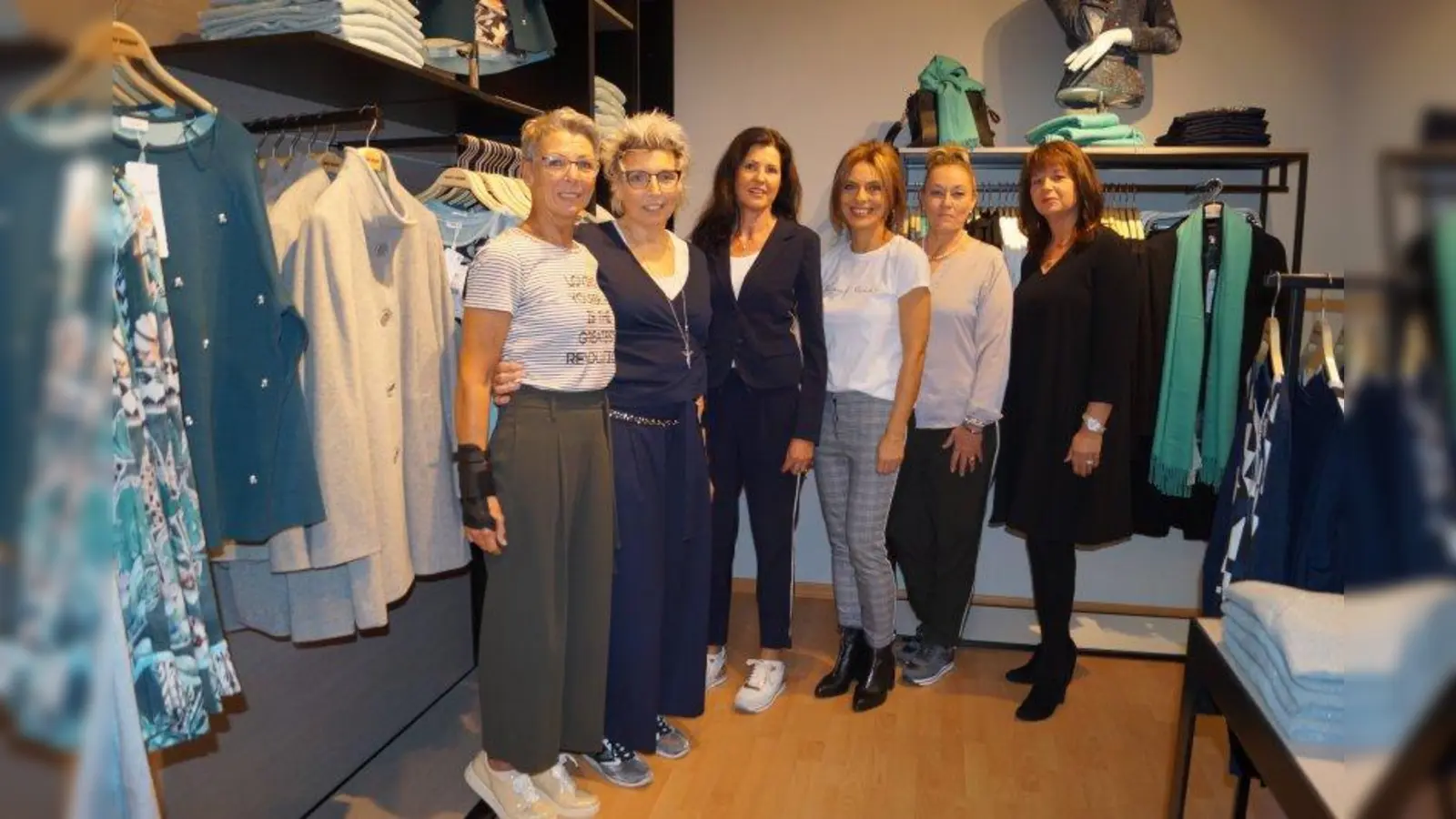 „Wir sind ein super Team”, freut sich Martina Römpp (3.v.l.), die Geschäftsführerin des Germeringer Lieblingsladen M+N Moden. (Foto: pst)
