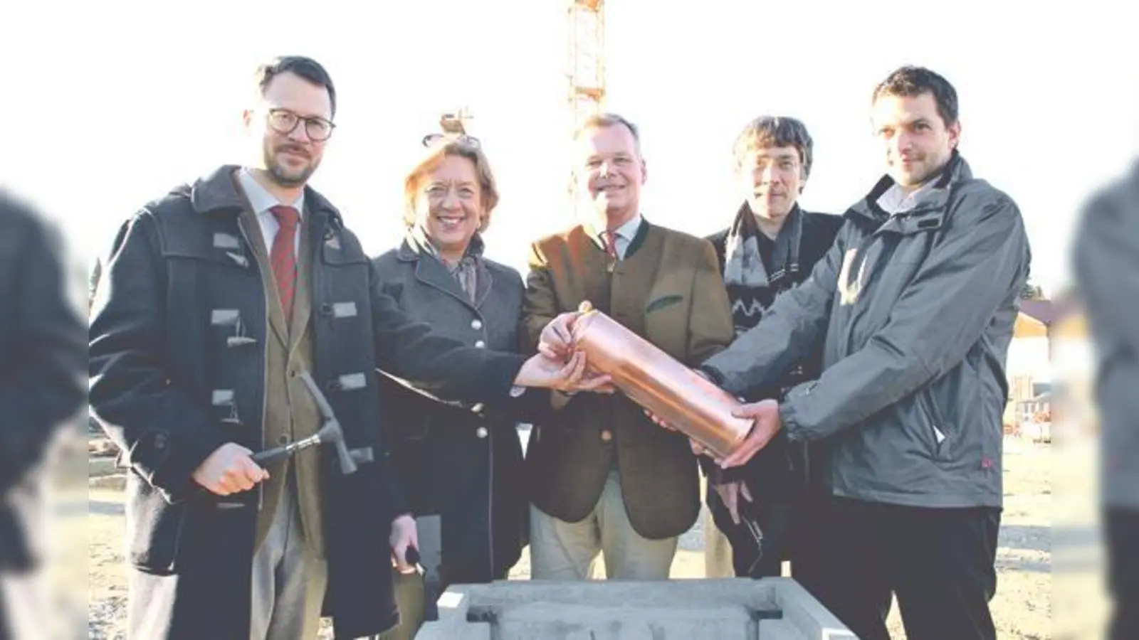 Der Grundstein ist gelegt: (v. l.) Bauunternehmer Adrian Hönninger, Landrätin Johanna Rumschöttel, Bürgermeister Jan Neusiedl, und die Architekten David Reichert und Alexander Bauer. 	 (Foto: hol)