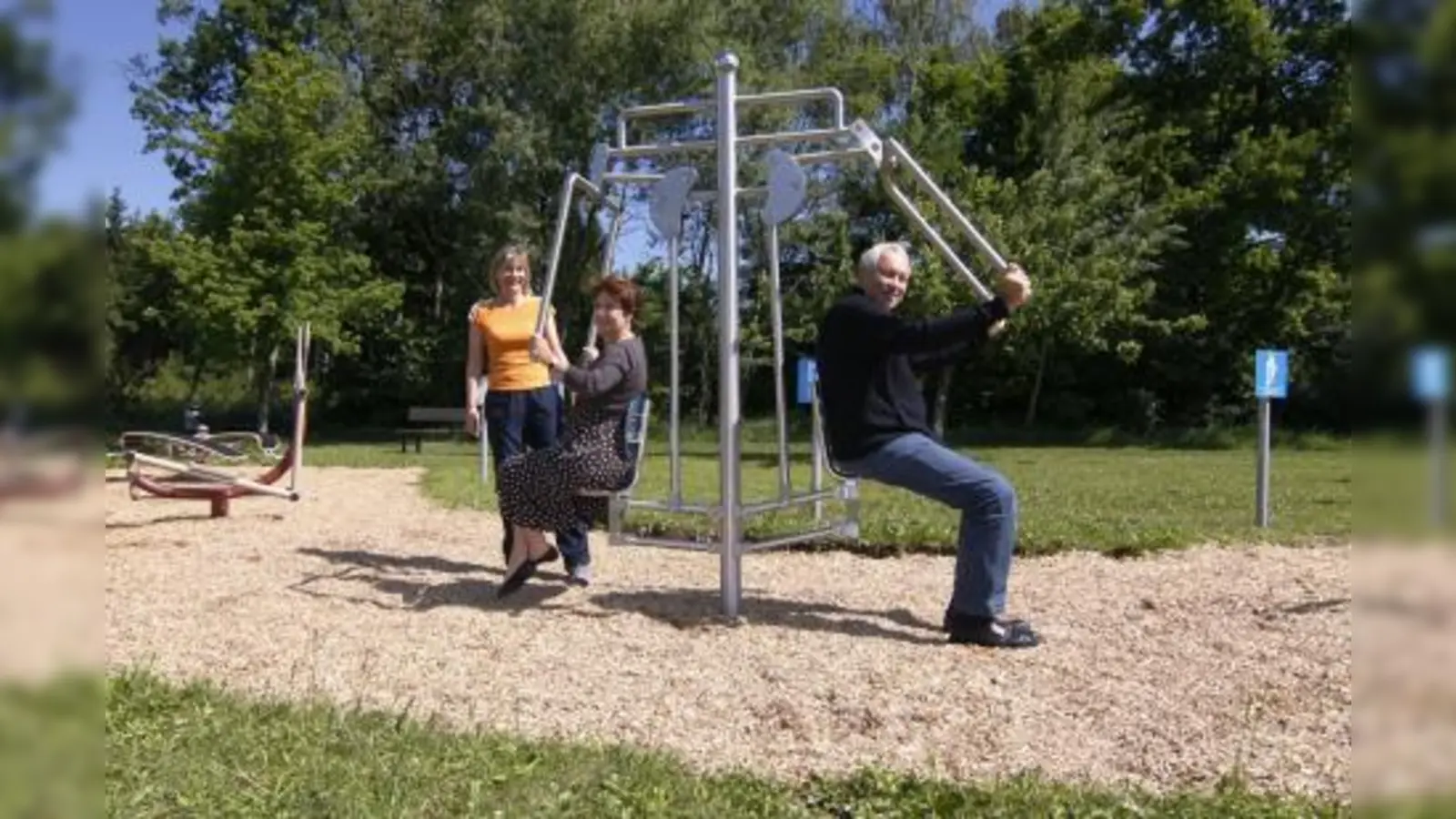 Sigi Weidl zeigt Christine Borst und Peter Weigert, wie die neuen Fitnessgeräte funktionieren. (Foto: US)