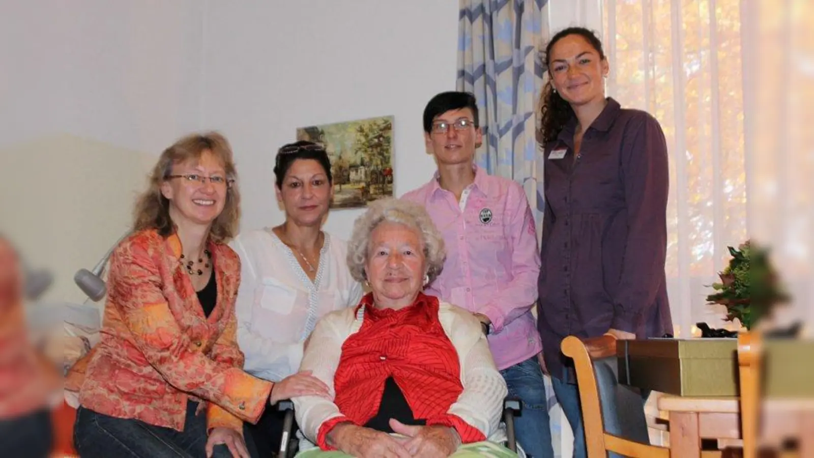 Paula Köppl (vorne) feierte ihren 106. Geburtstag im Kursana Domizil Pullach. Mit dabei waren (v.l.): Stadträtin Bettina Messinger, Lisa Vogl (Soziale Betreuung), Pflegedienstleitung Michele Pfitzner und Kursana-Mitarbeiterin Stefanie Scherr. (Foto: pi)