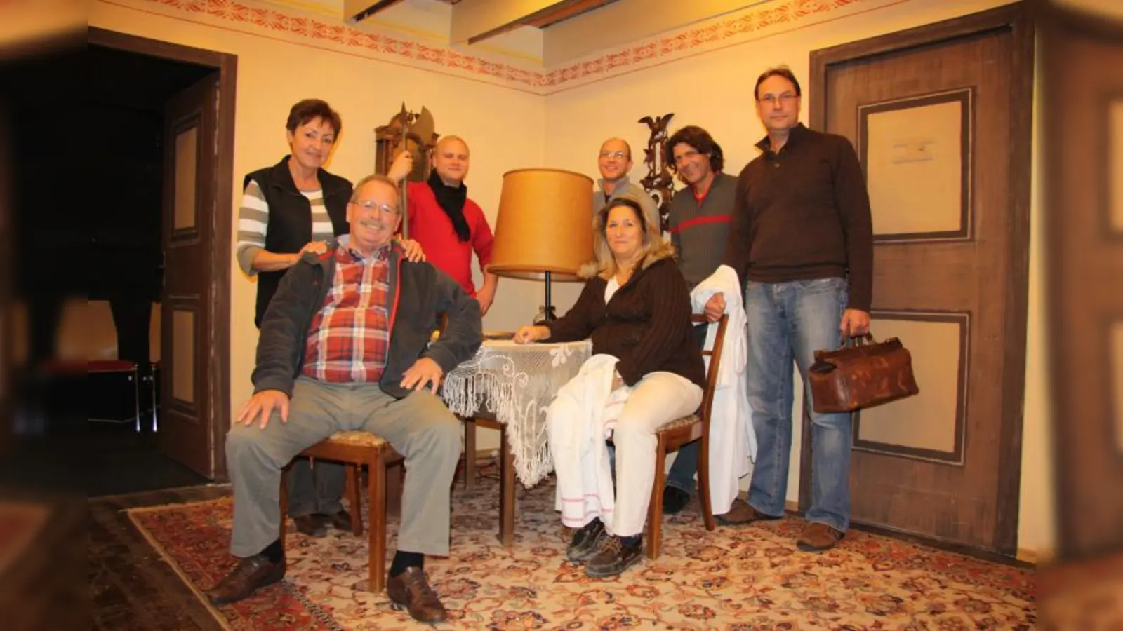 Das fast vollständige Ensemble bestehend aus v.l. Gabi Fischer, Ernst Pritschet, Peter Sickinger jun., Stefan Gruber, Gisela Fuchs, Peter Stender und Michael Schlembach nach einer der Proben. Es fehlt nur Julia Fuchs, die schon unterwegs zur nächsten Probe war. (Foto: bb)