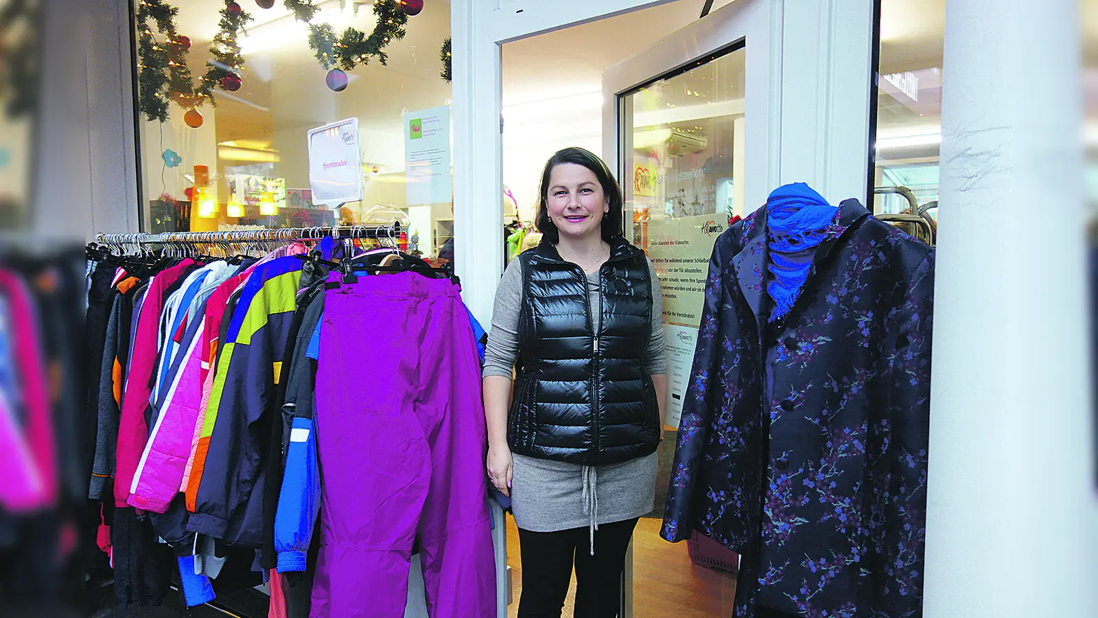 Gabriela Goltios, freut sich, dass die Klawotte in Unterhaching jetzt längere Öffnungszeiten anbieten kann. (Foto: hw)