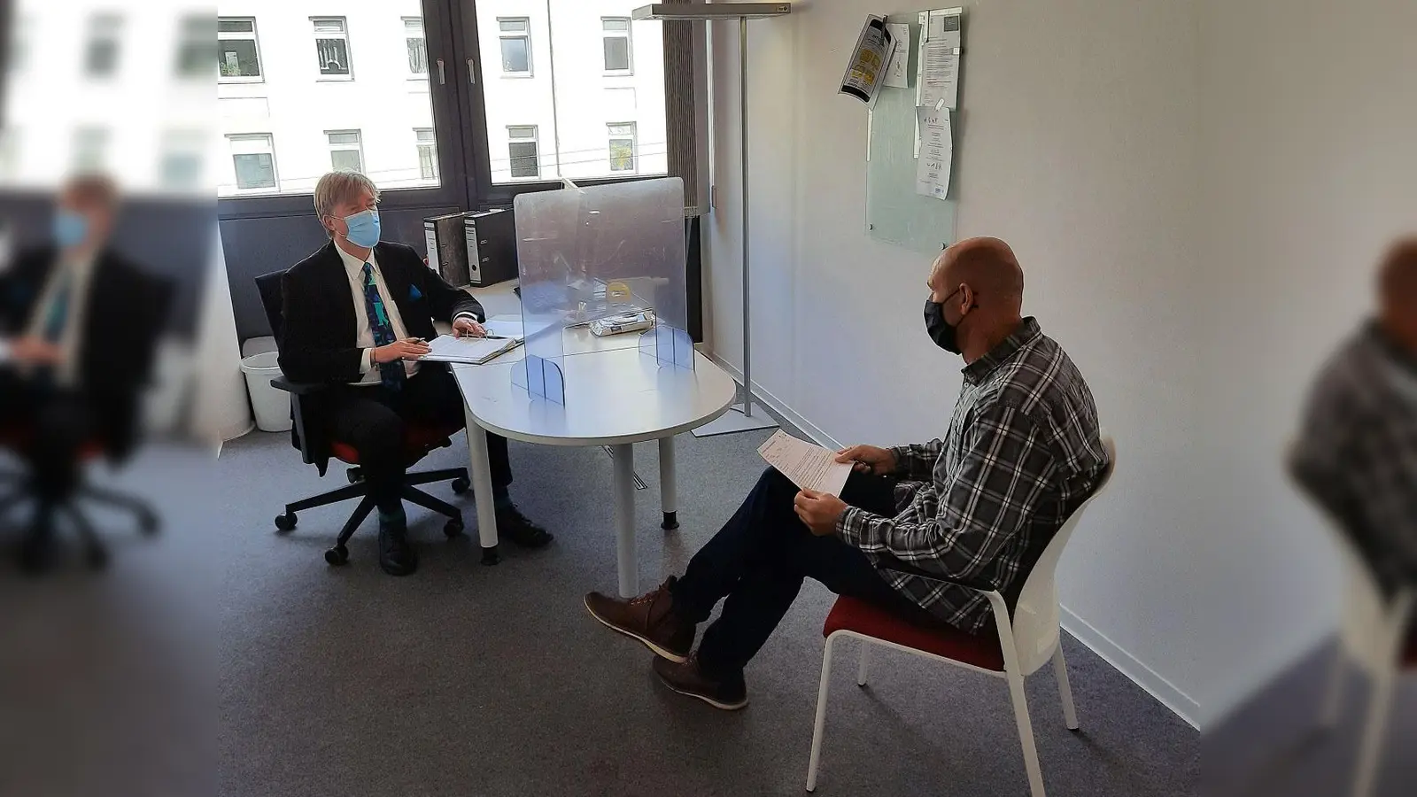 Jeden Freitag gibt Fachanwalt Georg Kocks (links) eine erste Einschätzung, wenn Bedürftige arbeitsrechtliche Fragen haben. (Foto: Caritas München )