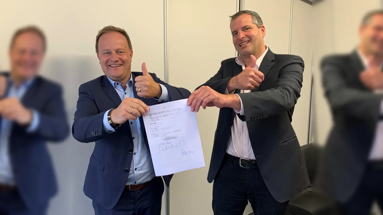 Landrat Robert Niedergesäß und Grafings Bürgermeister Christian Bauer haben den Vertrag zur Übergabe des Grundstücks an den Landkreis beim Notar unterzeichnet.&nbsp; (Foto: LRA)