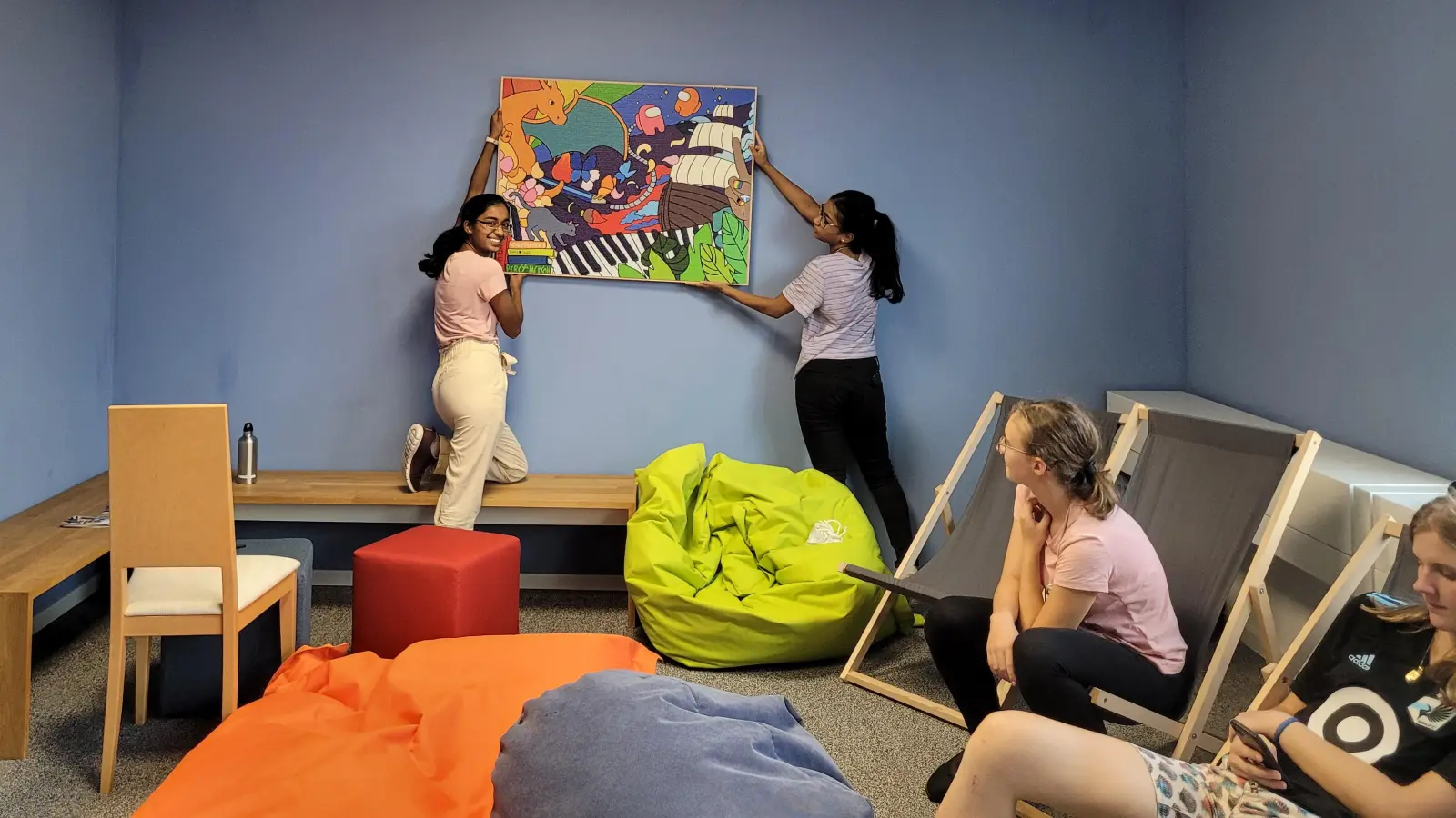 Einzug in die neuen Räume des DigiClubs e.V. (von links): Medha Koora, Laya Koora, Rafaela Painczyk, Neele von Dehn-Rotfelser. (Foto: DigiClub e.V.)