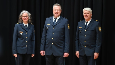 Polizeioberrat Bernd Matuschek (m.) wurde in den Ruhestand verabschiedet. Mit dabei waren unter anderem Polizeivizepräsidentin Kerstin Schaller und Polizeipräsident Günther Gietl. (Foto: Polizeipräsidium Oberbayern Nord)