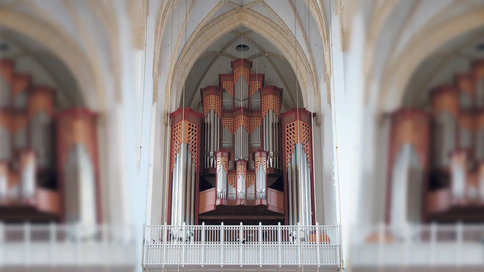 Die Hauptorgel in der 523 Jahre alten Münchner Frauenkirche ist mit ihren 23 Jahren die jüngste der vier Orgeln des Münchner Doms.	 (Foto: Chris 73/Wikimedia Commons)