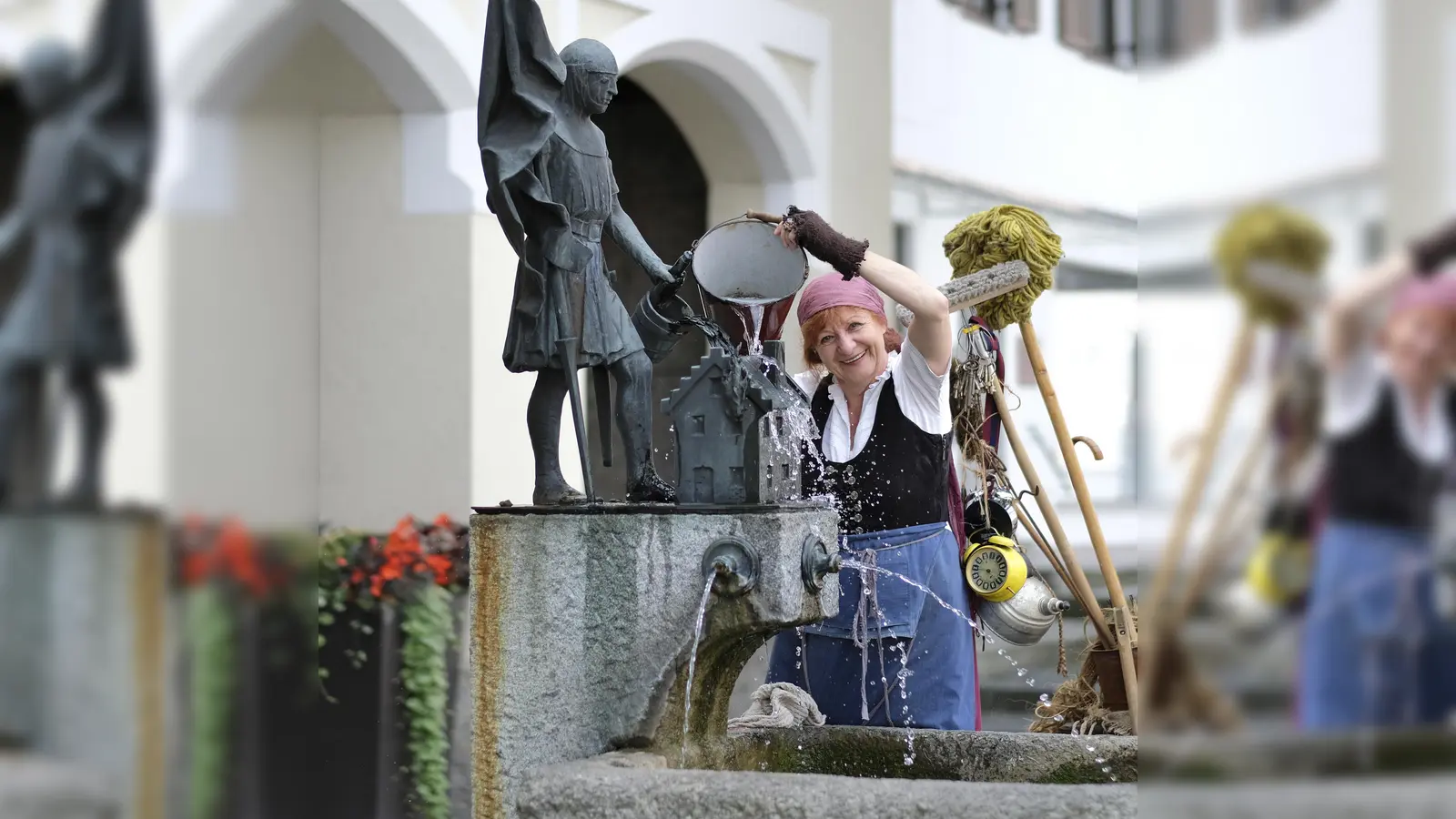 Die Schauspielerin Agnes Kraus bietet als Kathl ganz besondere Führungen durch Holzkirchen an. Hier erlebt man Geschichte und Geschichten. (Foto: VA)