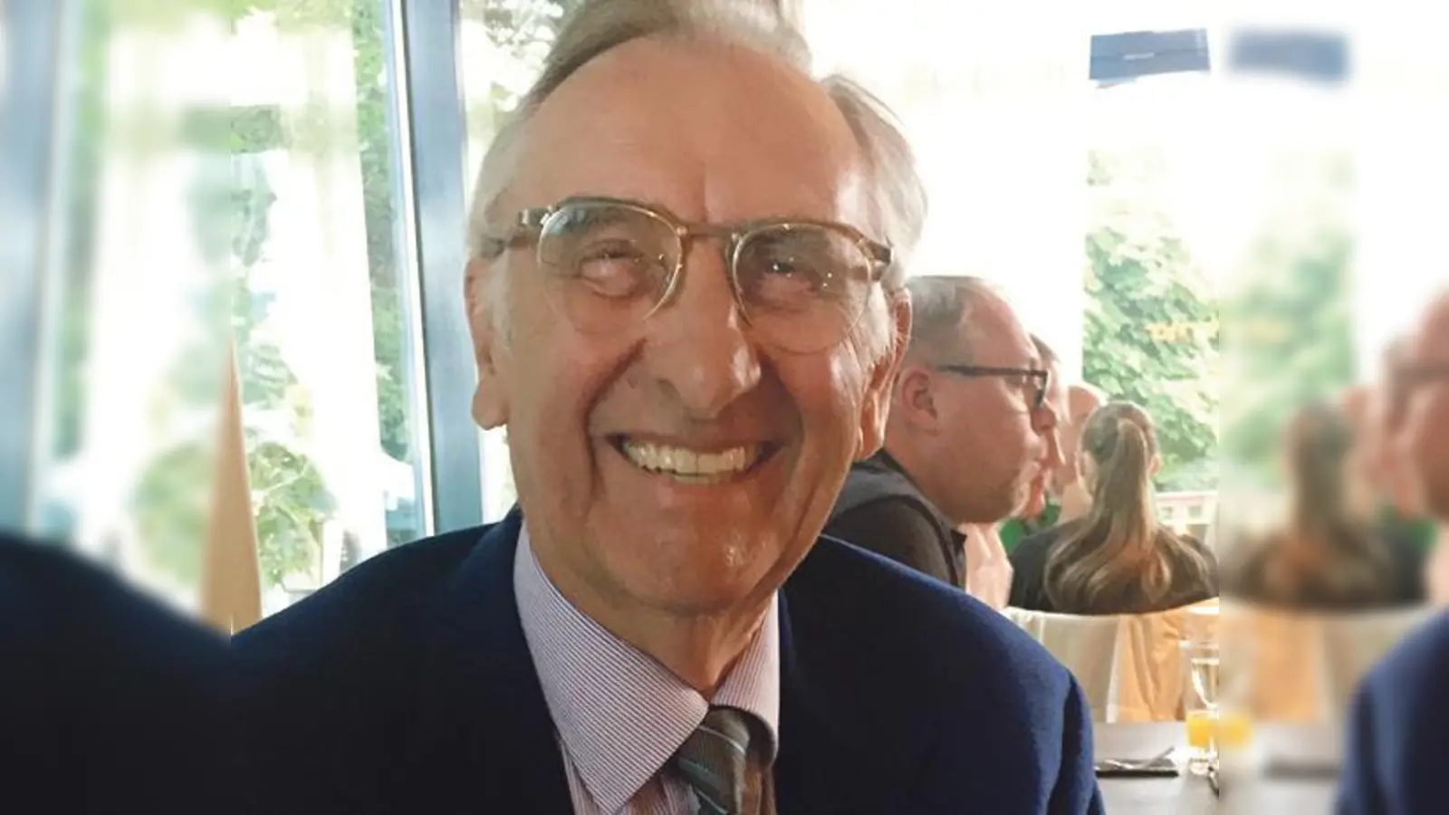 Günter Meining erhielt eine Urkunde und die Ehrennadel der Gemeinde für die Initiierung der Partnerschaft mit der italienischen Gemeinde Montemarciano. 	 (Foto: Sieber)