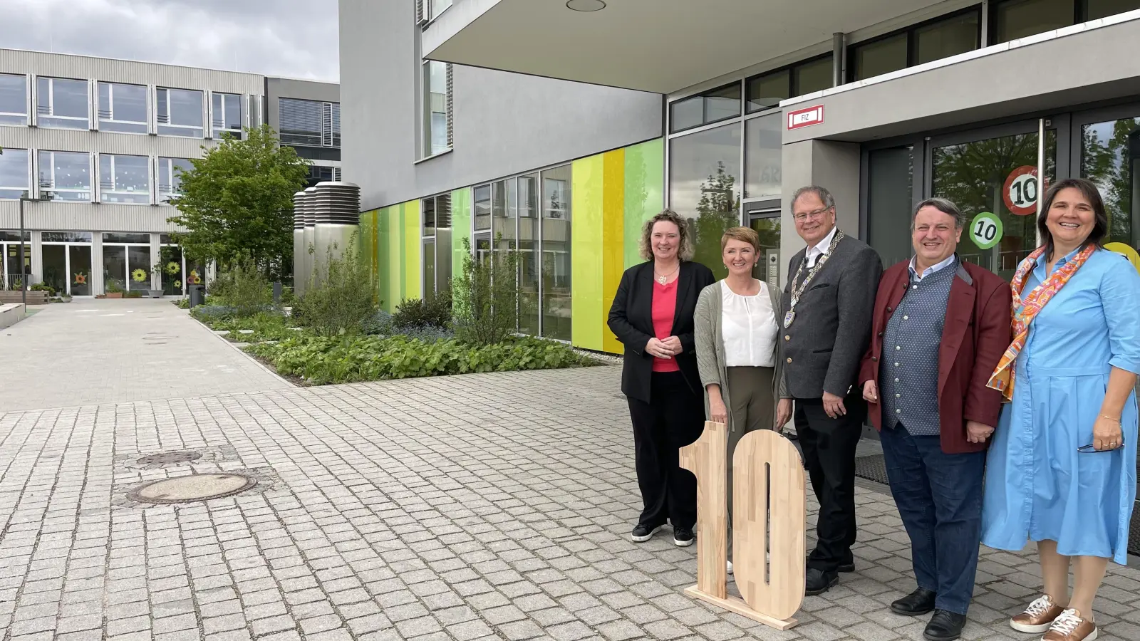 Feierten gemeinsam mit der Schulfamilie die Einweihung des Anbaus der Grund- und Mittelschule (v.l.) MdL Kerstin Schreyer, Rektorin Christa Grasl, Bgm. Wolfgang Panzer, 3. Bgm. Richard Raiser und MdL Claudia Köhler.  (Foto: hw)
