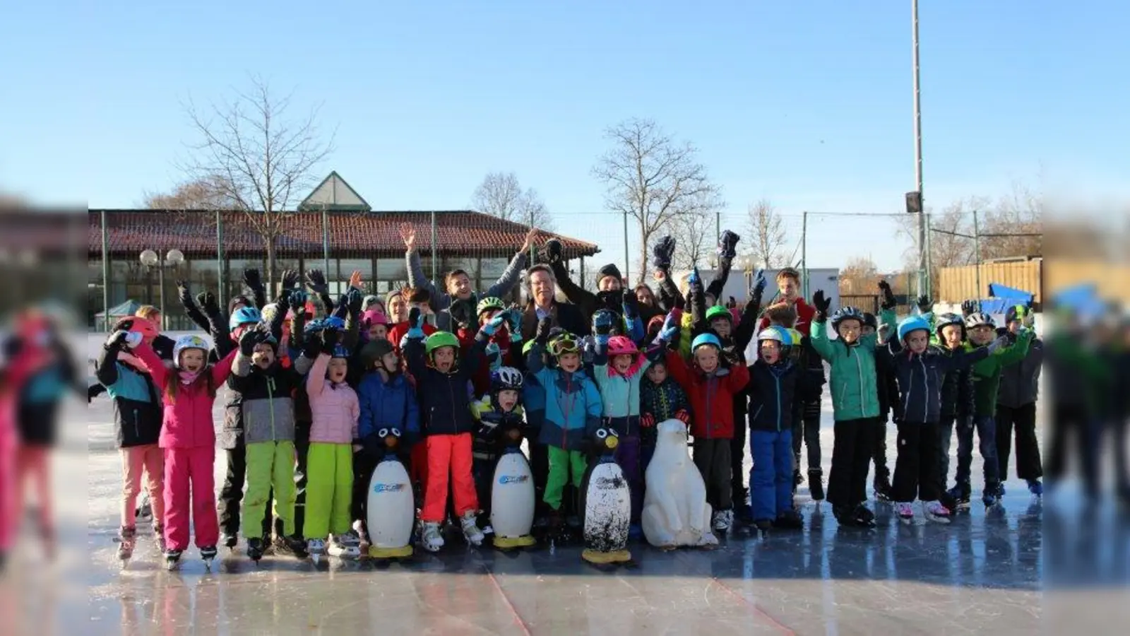 Bürgermeister Heinrich Hofmann und die Hortkinder der Grundschule Planegg eröffneten die Eislaufsaison des Eiswunders Planegg. (Foto: us)