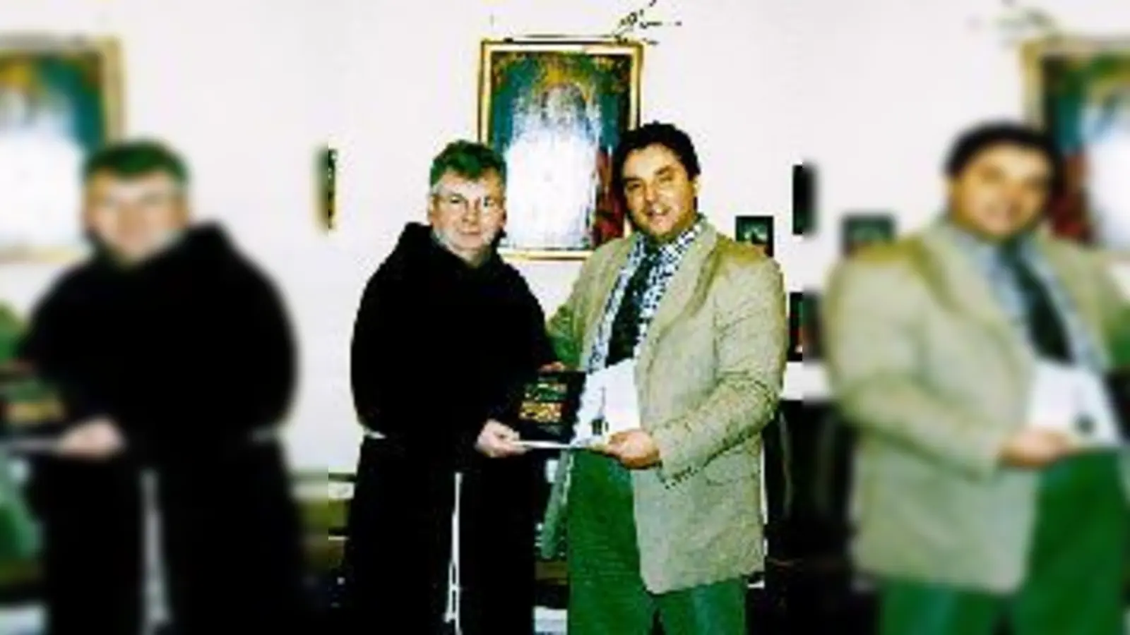 Stadtpfarrer Pater Siegfried Huber mit dem Leiter des Alten- und Service-Zentrums Ulrich Egger bei der Präsentation des Buches.	 (Foto: Privat)