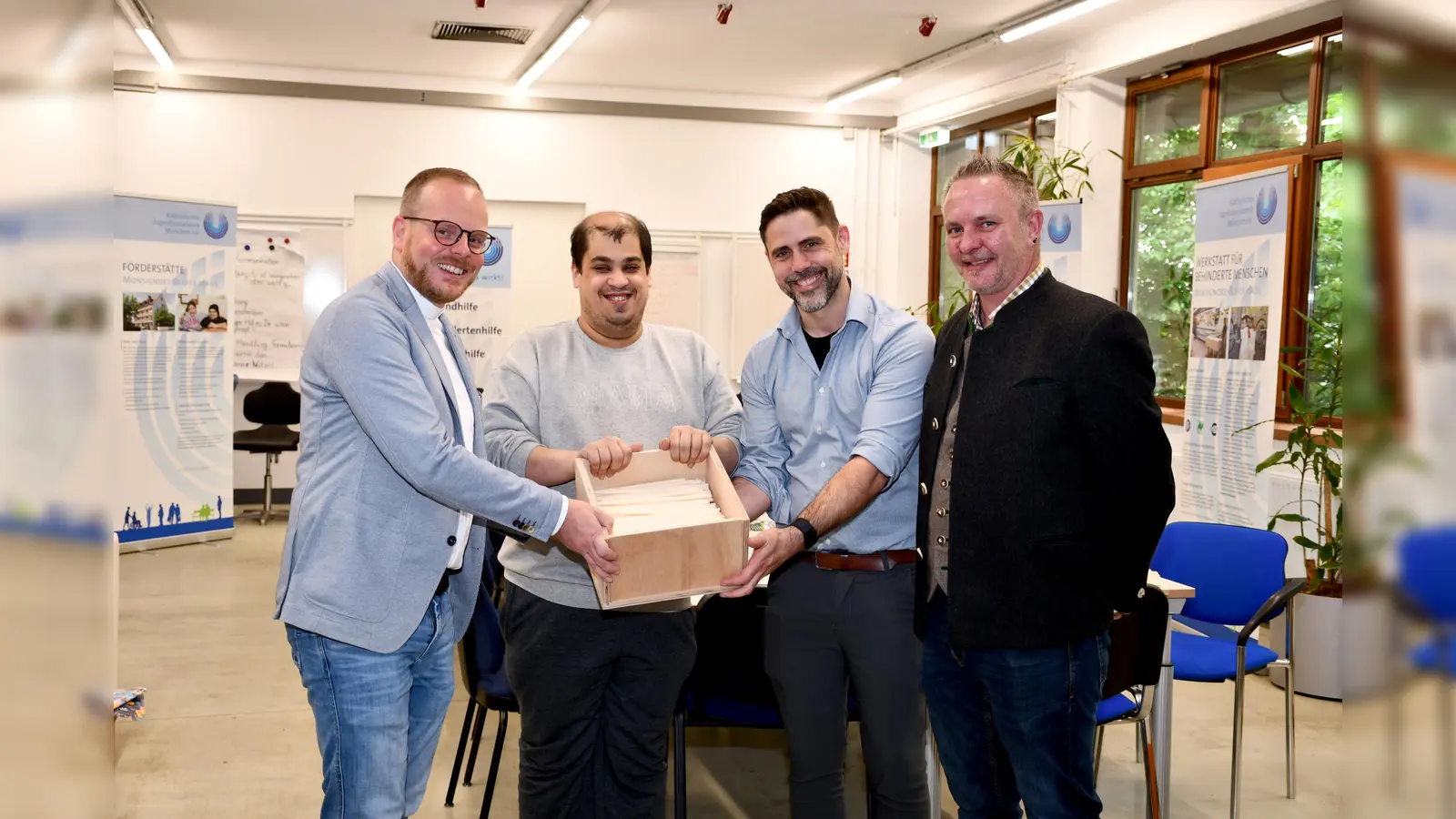 Freuen sich über den Start des gemeinsamen „Kerzenprojekts”: Pfarrer Alois Emslander, Werkstattbeschäftigter und Kerzengießer Ali, Werkstattleiter Armin Steckenbauer und Produktionsleiter Martin Binder.  (Foto: rif/KJSW)