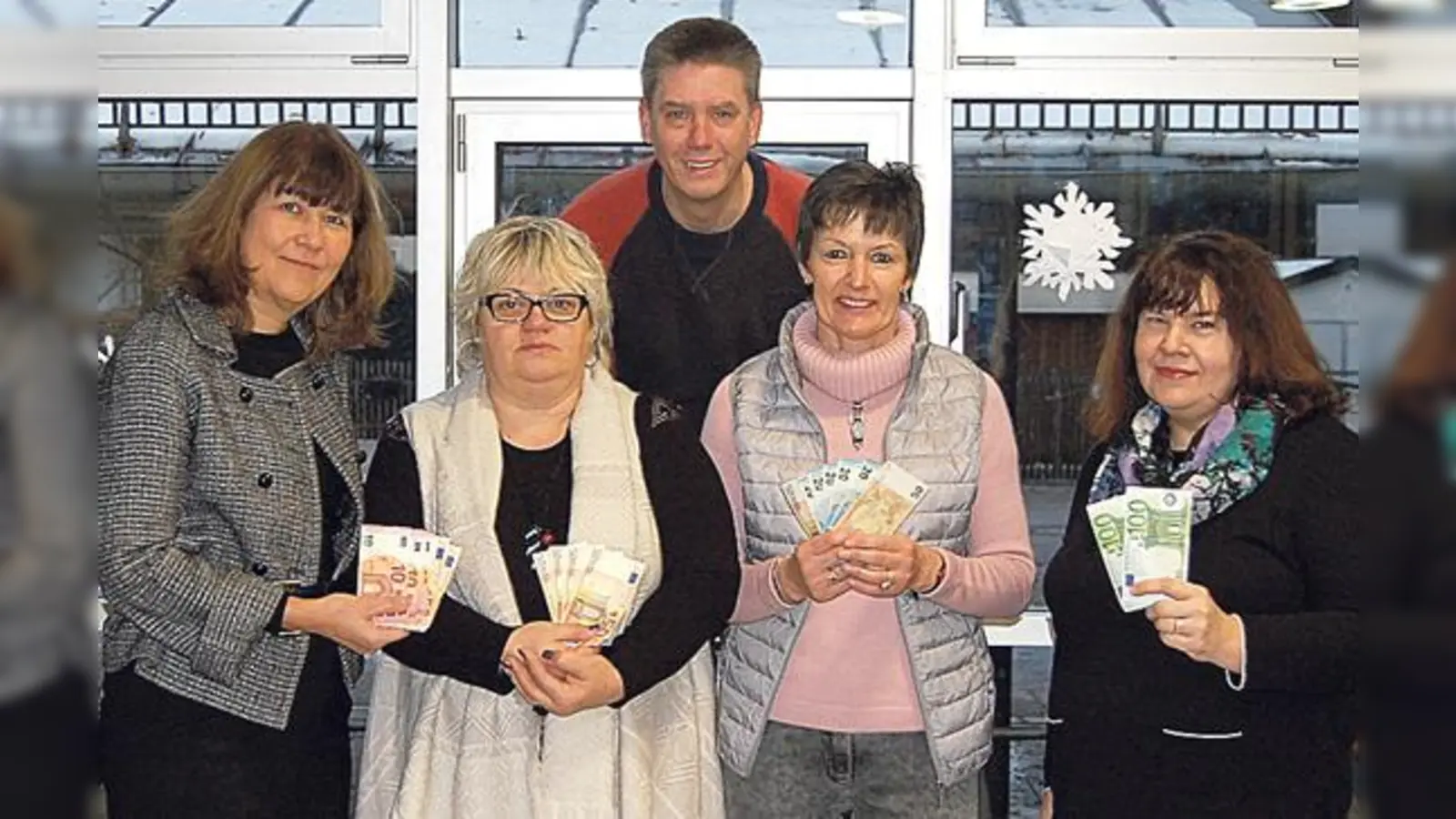 Brigitte Grams-Loibl, Rektorin LMGU, Veronika Haas Mayer Arche-Kindergarten, DJ Chris Accardo, Ursula Löwe, Schulleitung Grundschule Jahnstraße, Yvonne Matecki, Förderverein Grund- und Mittelschule am Sportpark (v. l.). 	 (Foto: VA)