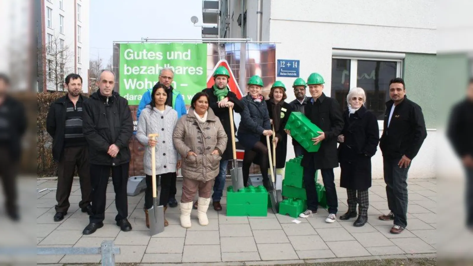Plakataktion der Grünen in der Marlene-Dietrich-Straße: Sebastian Weisenburger (6.v.l.), Stadtratskandidat und Vorsitzender der Münchner Grünen, die Landtagsabgeordente Katharina Schulze (6.v.r.), Stadtratskandidatin Dagmar Mosch (5.v.r.) und Simon Andris (3.v.r.), Sprecher der Grünen Jugend München, zusammen mit GBW-Mietern. (Foto: sb)