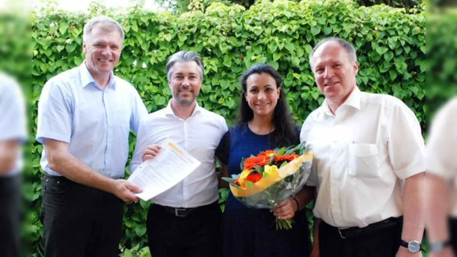 Die Jubiläums-Kunden Jessica und Thorsten Mohr (Mitte), flankiert von Bürgermeister Stefan Schelle (li.) und GWO- Geschäftsführer Thomas Hümmer (re.)	 (Foto: Gemeindewerke)