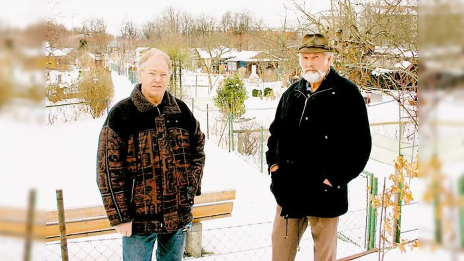 Blicken in eine unsichere Zukunft ihrer Kleingartenanlage  Johann Schmid (r.) und Karl Gatt von der Anlage »Südost 30« an der Untersbergstraße.   (Foto: Hettich)