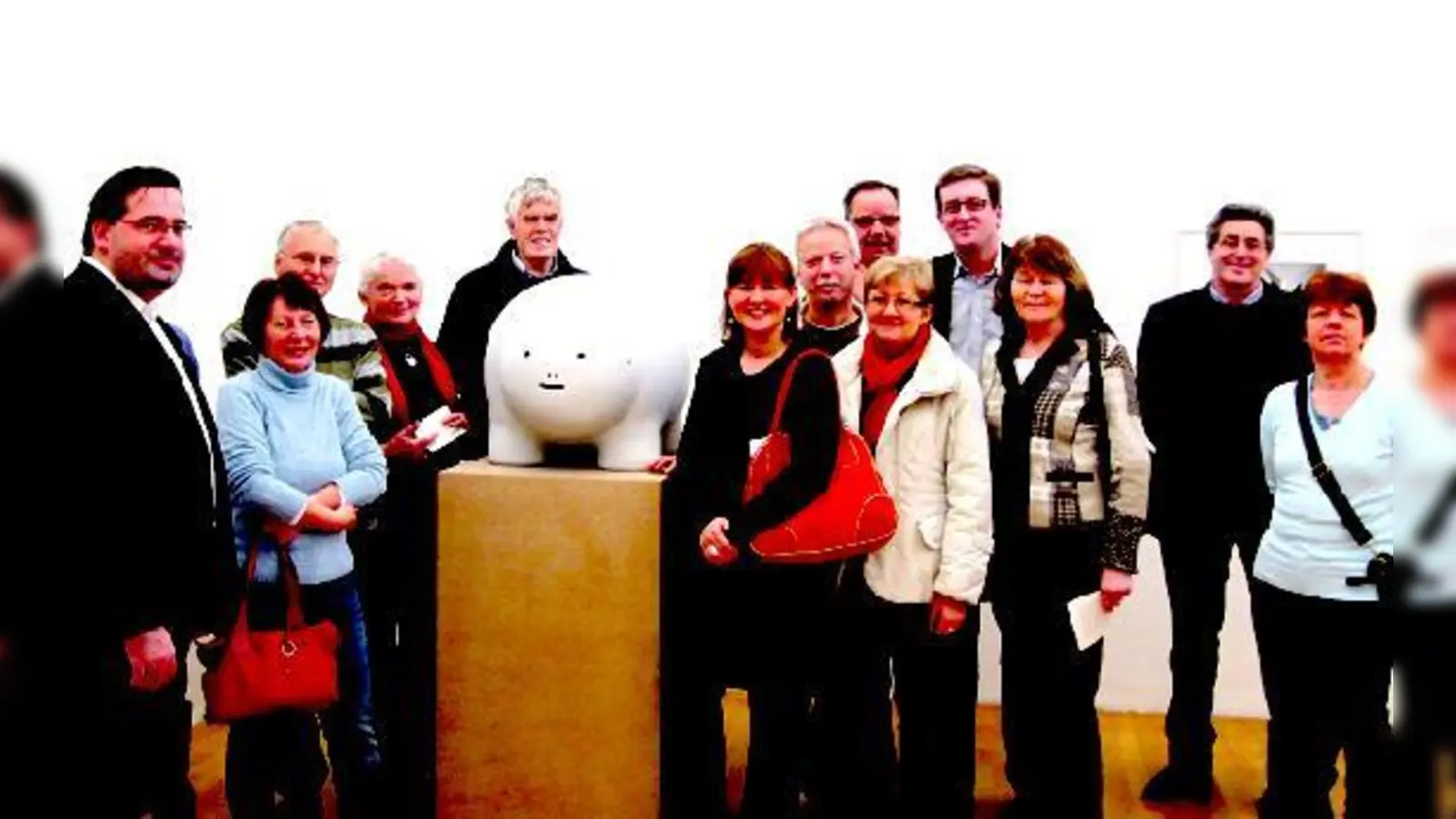 Die Bogenhausener Bürger nahmen die »Kunst-Offerte« der SPD gerne an. Kunsthistorikerin Barbara Thörner-Höck (Mitte) führte duch die aktuelle Ausstellung mit Werken von Peter Fischli, David Weiss und Doug Aitken. 	 (Foto: VA)