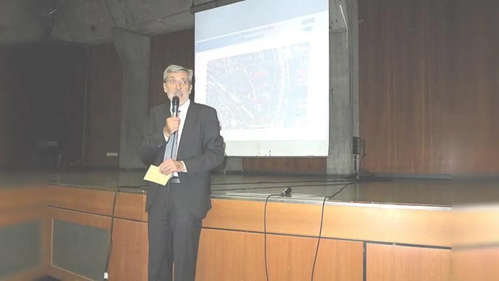 Viele Mieter waren zur GWG-Infoveranstaltung gekommen: Dietmar Bock gab Auskünfte und beantwortete zahlreiche Fragen. 	 (Foto: bus)