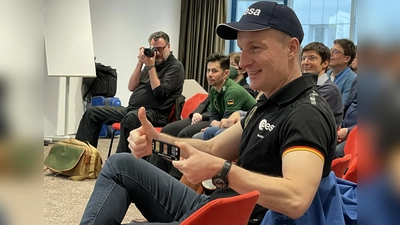 Matthias Maurer präsentiert das „Touch-Array” mit den unterschiedlichen Oberflächen. (Foto: pst)