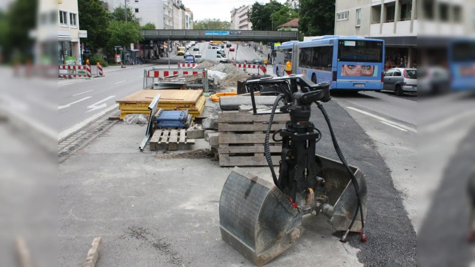Im Juli gehts richtig los: An der Albert-Roßhaupter-Straße haben schon die Vorarbeiten für den Umbau begonnen. (Foto: job)