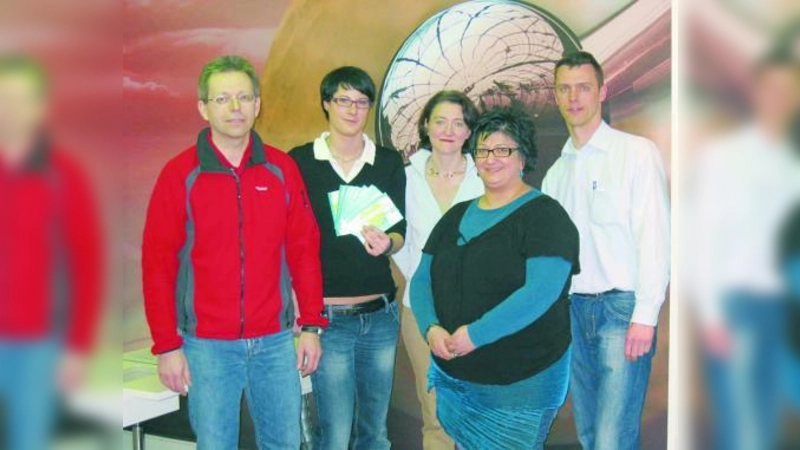 Am Freitag, 13. März, wurden die Gewinner von den „Glücksfeen” der Theresie-Werbegemeinschaft gezogen (v.l.): Herr Priess von running 42, Frau Röber von panOptikum, Frau Schuhbauer von SKRIBO, Frau Palena von Tulipani und Herr Höltkemeyer von Edeka Theresie. (Foto: pi)