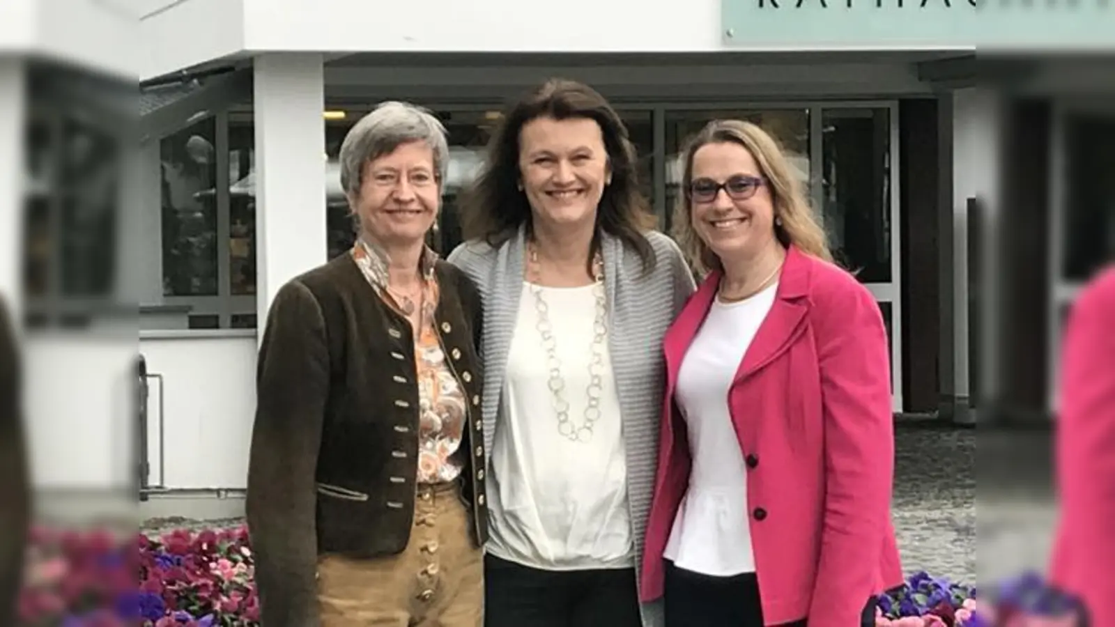 Renate Kreuzer, Dr. Truiken j. Heydn und Kirsten Raithel (v .l.) von den Network Women Grünwald sind seit zehn Jahren engagiert im Einsatz für ihren Verein.  (Foto: hw)