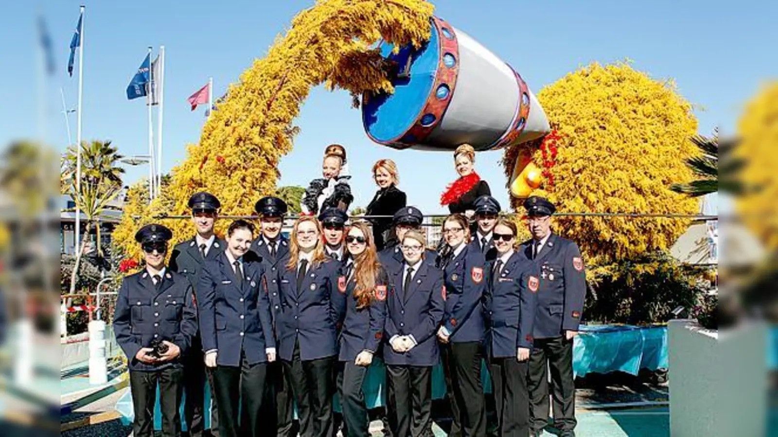 13 Ottobrunner Feuerwehrleute, drei französische Zugbegleiterinnen und viele Mimosen, mit denen die Festwägen geschmückt wurden, strahlten um die Wette.	 (Foto: privat)
