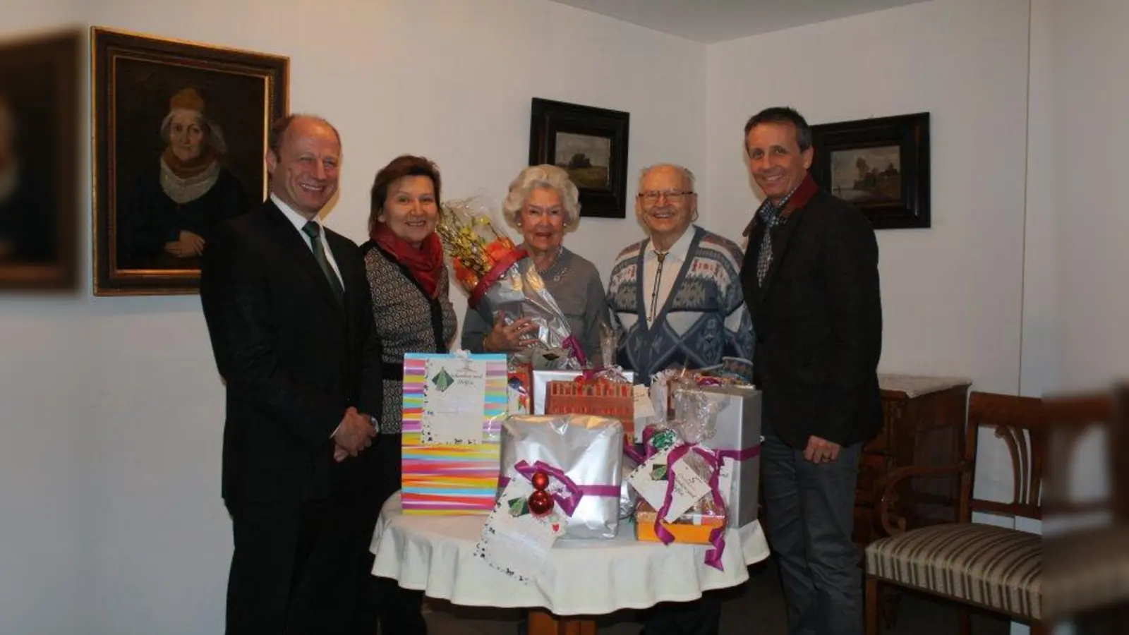 Geschenkübergabe (v.l.): Christian Lüttin, Geschäftsführer der Galeria Kaufhof am Rotkreuzplatz, Liliana Perovic-Schneider, Leiterin des Altenheims Marienstift, Bewohnerin Dagmar Horst-v. Hunoltstein, Bewohner Karl Frank (beide im Heimbeirat) und Dieter Schneider vom Münchner Wochenanzeiger. (Foto: sb)