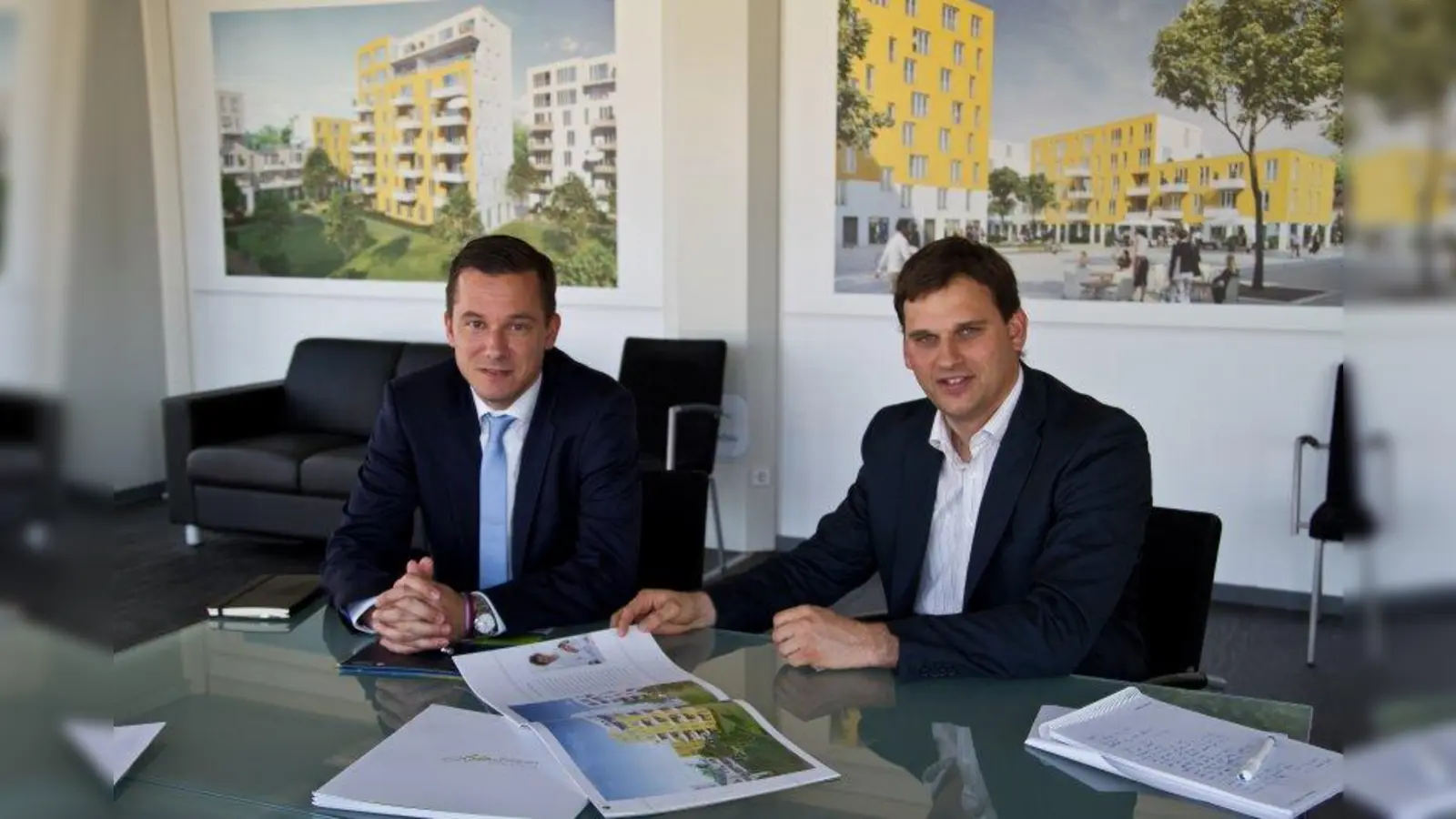Dr. Kilian Kasperek, Geschäfsführer von Investa (l.) und Florian Zappel, Geschäftsführer von HI Wohnbau (r.), stellen das neue Konzept „Lebenswert Karlsfeld” vor. (Foto: hö)