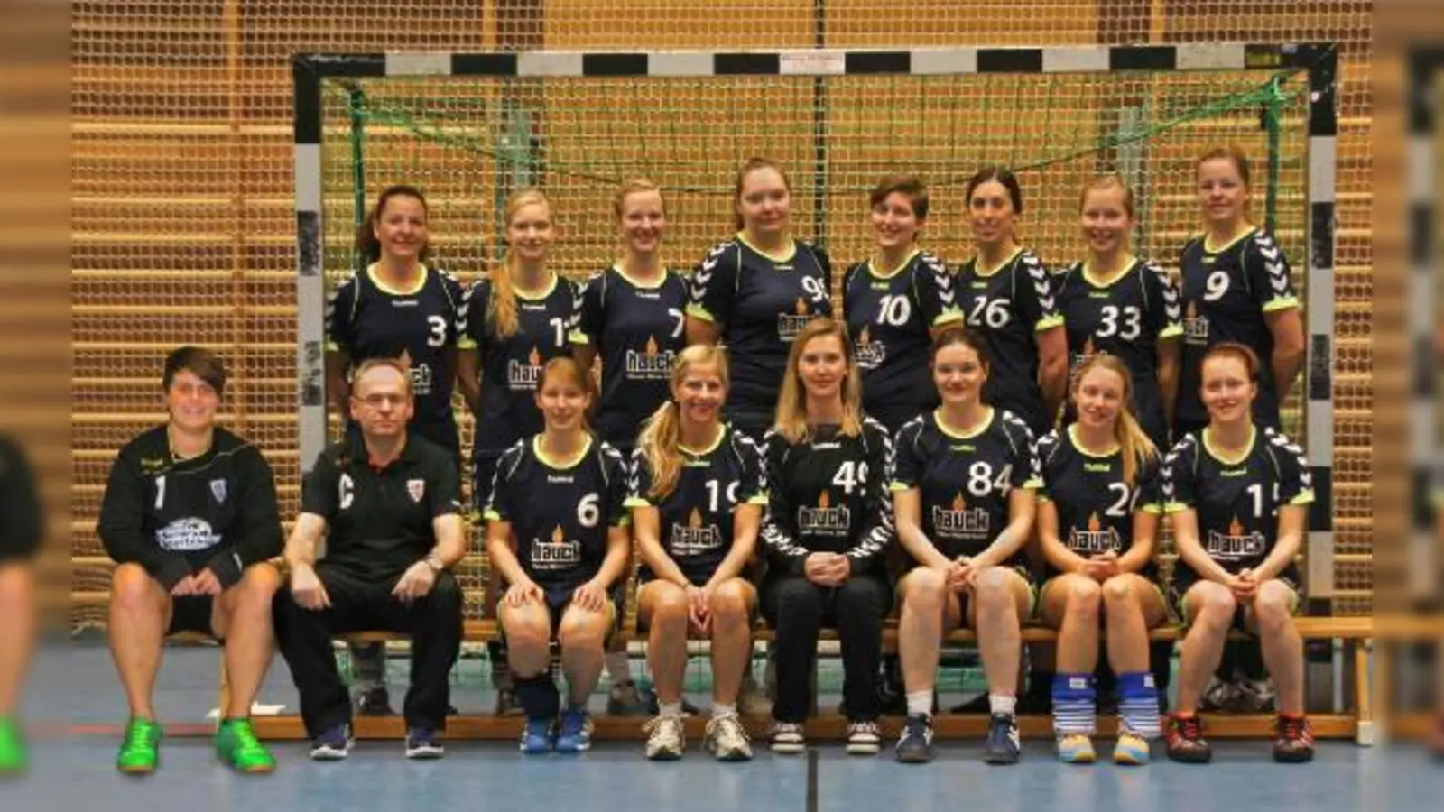 Das gesamte Team: Handballerinnen des TSV Trudering steigen in die Bezirksliga auf.	 (Foto: privat)