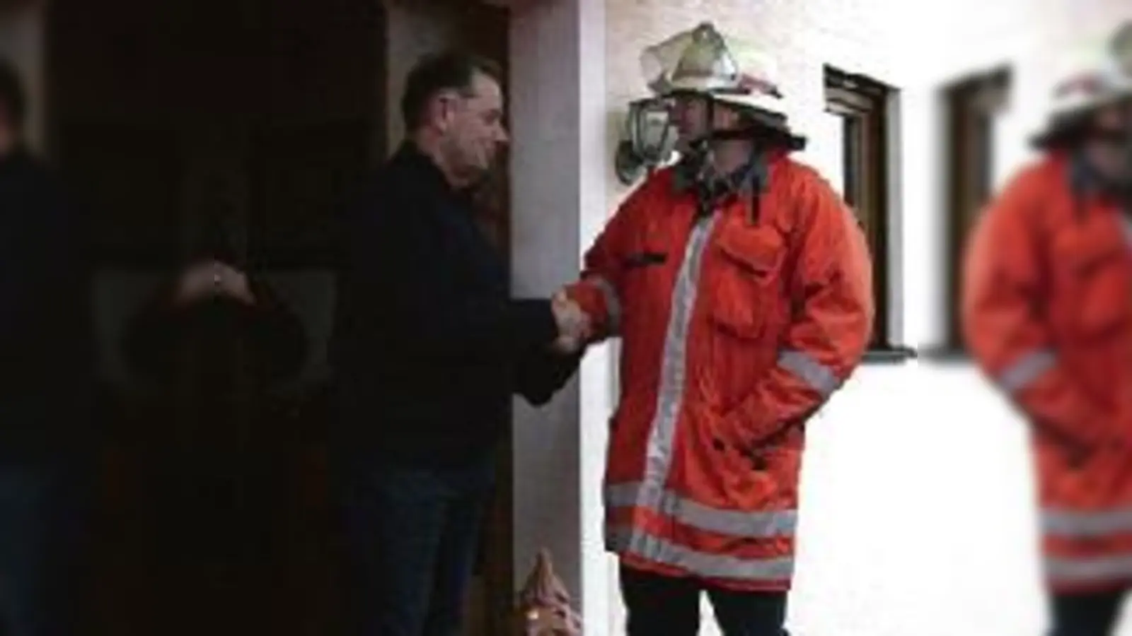 Maria Fischer hatte das Weißwurstfrühstück schon vorbereitet, als Feuerwehr-Kommandant Stefan Maidl an der Tür von Hans Fischer klingelte.  (Foto: VA)