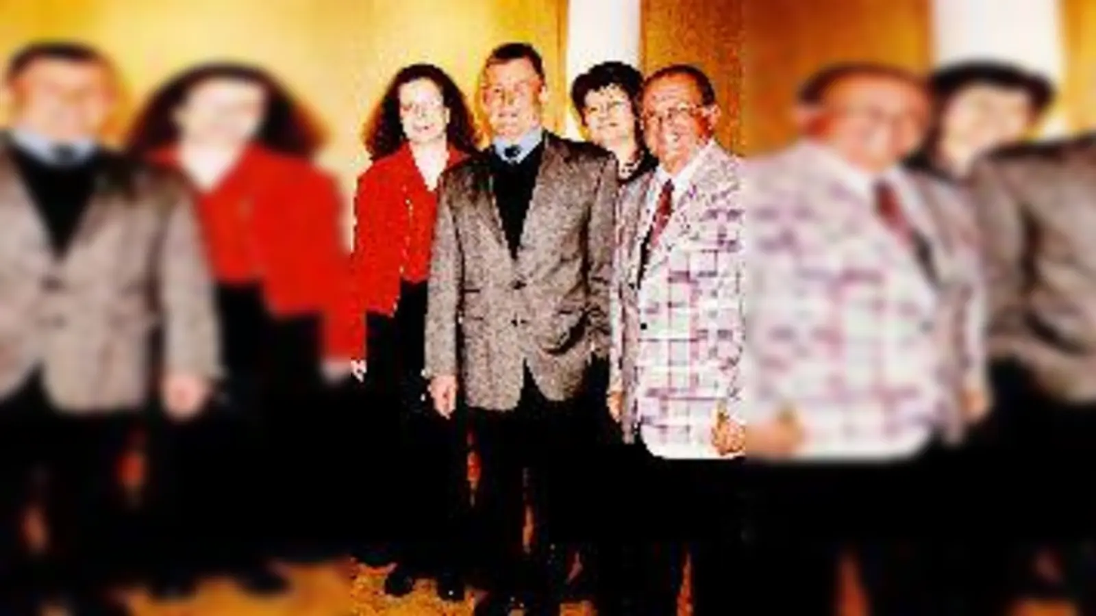 Der neugewählte Vorstand der CSU: (von rechts) Manfred Brunner, Helga Eigner, Hans Stellwag, Gisela Kranz, Benno Reuter, Stefanie Reuter, Willi Lemberger, Uwe Beich, Otto Eigner, Rudi Batzer, Michael Günther. Nicht auf dem  (Foto: Michael Hagl und Gerold Ol)