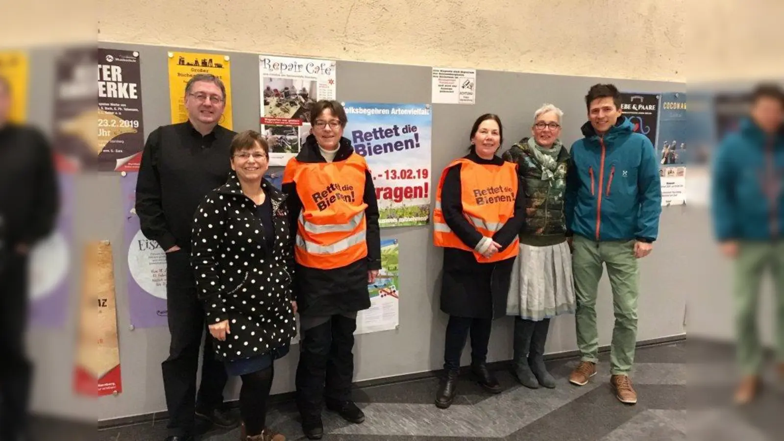 Zufrieden zeigte sich Kerstin Täubner-Benicke (Zweite von links) Sprecherin des Grünen-Kreisverbandes Starnberg, über den Start des Volksbegehrens „Artenvielfalt-Rettet die Bienen“ im Landkreis. Zahlreiche Unterstützer trugen sich in die aufliegenden Listen in den umliegenden Rathäusern ein. Dr. Stefan Koch, Pfarrer der evangelischen Kirchengemeinde in Starnberg (von links), Irmi Franken vom Bund Naturschutz sowie Andrea Molliné-Greiner und Martina Neubauer (Stadt-,Kreis-, und Bezirksrätin der Grünen) sowie Marius Schwender (B90/Grünen) rührten derweil in Starnberg kräftig die Werbetrommel für das bis zum 13. Februar laufende Volksbegehren. (Foto: Täubner-Benicke)