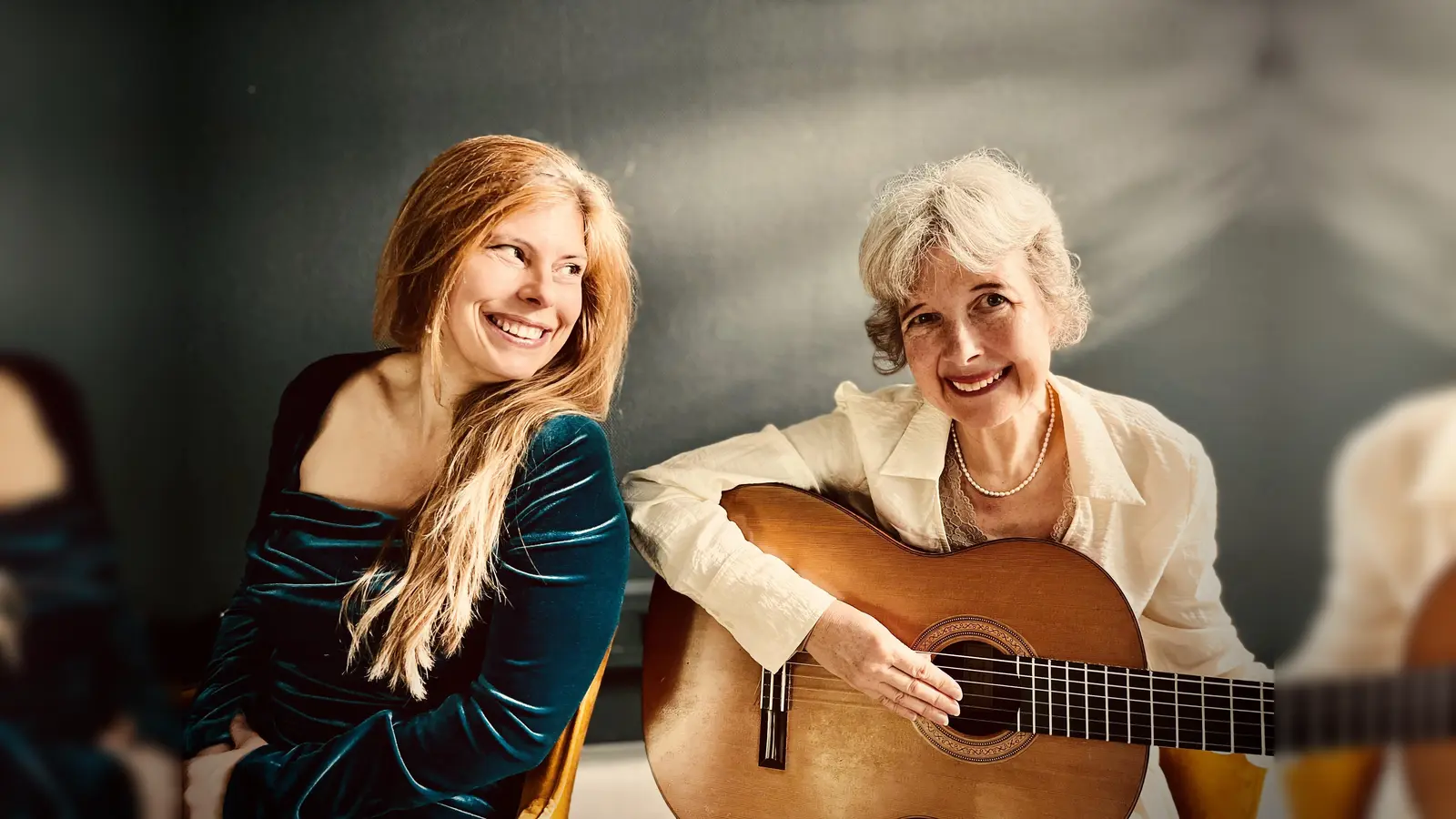 Sängerin Ute Ziemer (l.) und Gitarristin Nicolette Landgraf geben ein Konzert mit europäischen Liebesliedern. (Foto: Ute Ziemer)