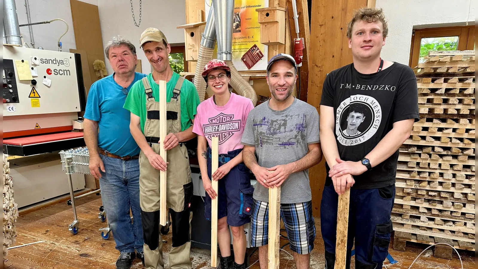 Teamleitung Gerhard Steinweber (2.v.r.) mit seinem motivierten Team der Werkstatt im Fendsbacher Hof. Hier lässt es sich gut arbeiten und leben. (Foto: Gabriele Heigl/KJF)