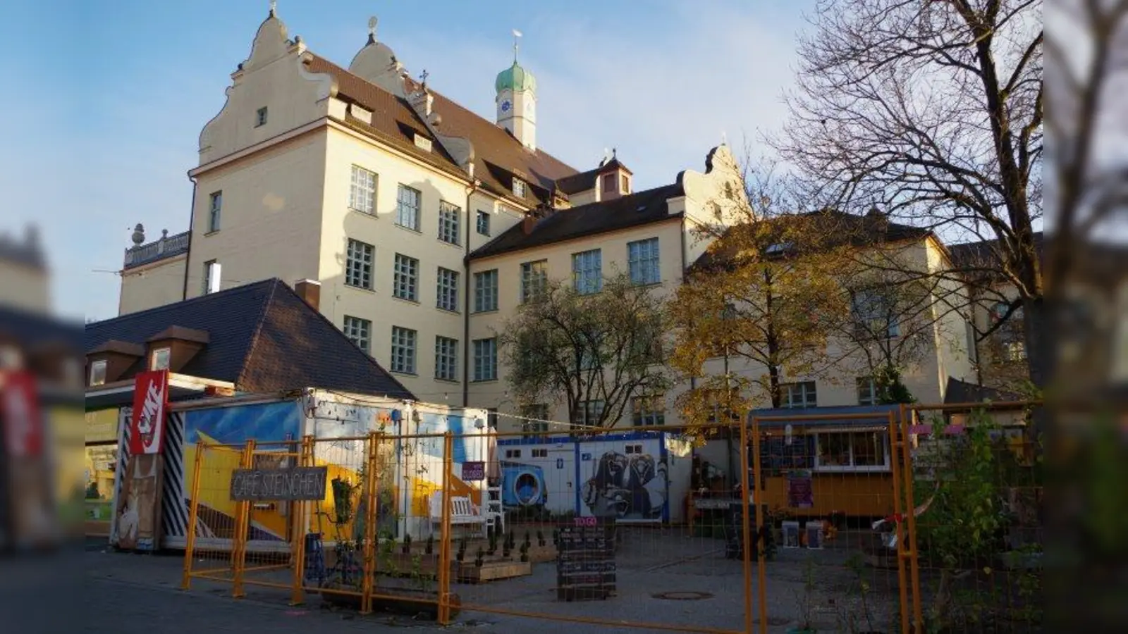 Zu den Versäumnissen der letzten Jahre gehört nicht nur, mehr Lehrer an die Schulen zu bringen: Zuletzt hatte die Elternschaft der Grundschule an der Fürstenrieder Straße vor knapp einem Jahr auf die baulichen Probleme im über 100-jährigen Schulgebäude aufmerksam gemacht und einen Schulerweiterungsbau auf dem Grundstück an der Agnes-Bernauer-Straße gefordert. Aktuell wird die Fläche vom „Café Steinchen“ zwischengenutzt. (Foto: kö)