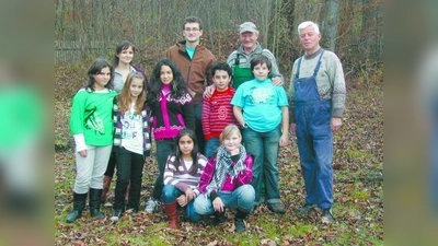 Sozialpädagogin Corinna Fuchs und Sebastian Schulz vom Jugendclub Allach sowie Norbert Wagner und Andreas Türk vom Gartenbauverein (hintere Reihe v.l.) mit den fleißigen Jugendlichen aus dem Jugendclub. (Foto: pi)