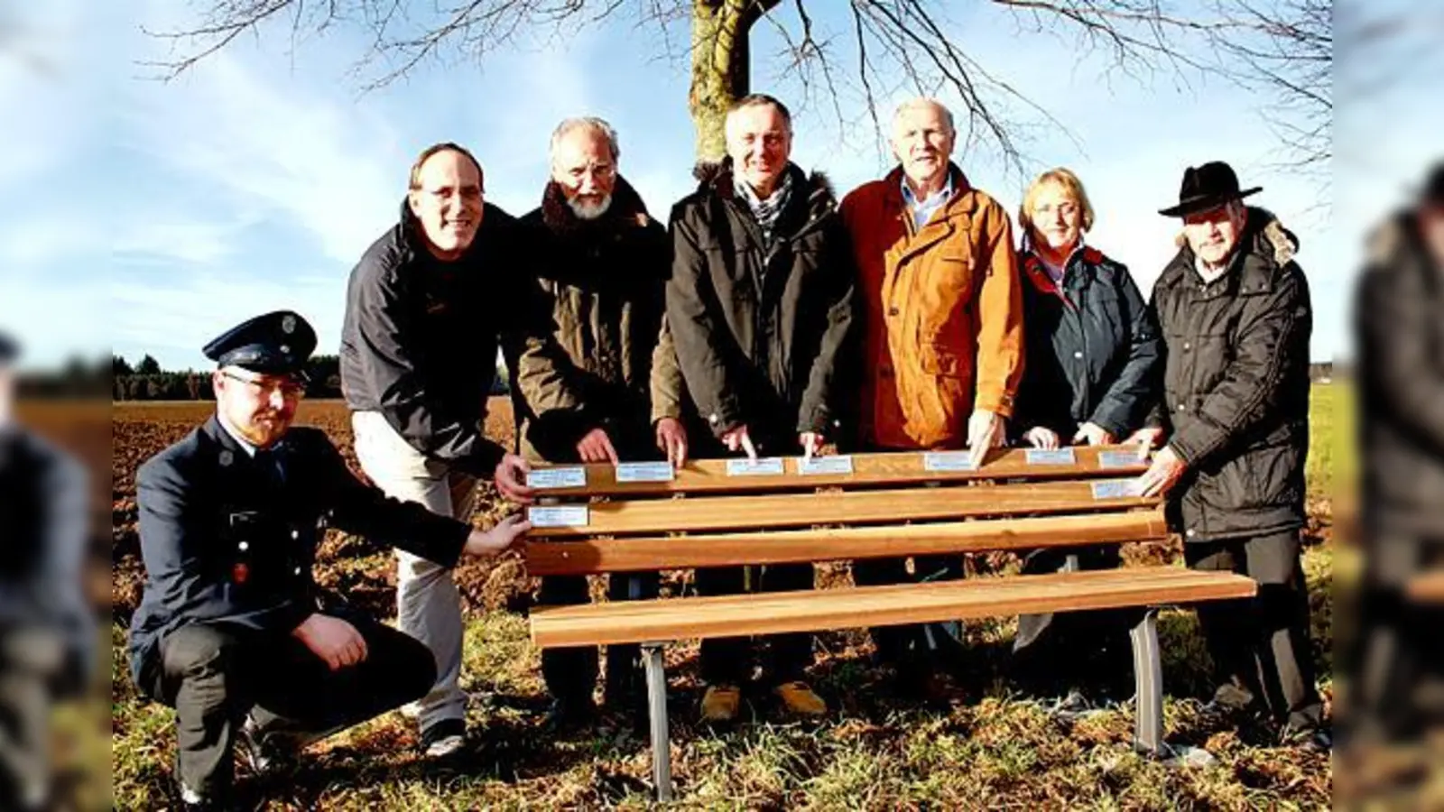 Die Spender der neuen Bank (v. l.) Florian Jelitto, Dr. Stefan Straßmair, Alexander  Bujak, Karlheinz Vogelsang, Ingo u. Maria Künzel und Hans Reiters.	 (F: VA)