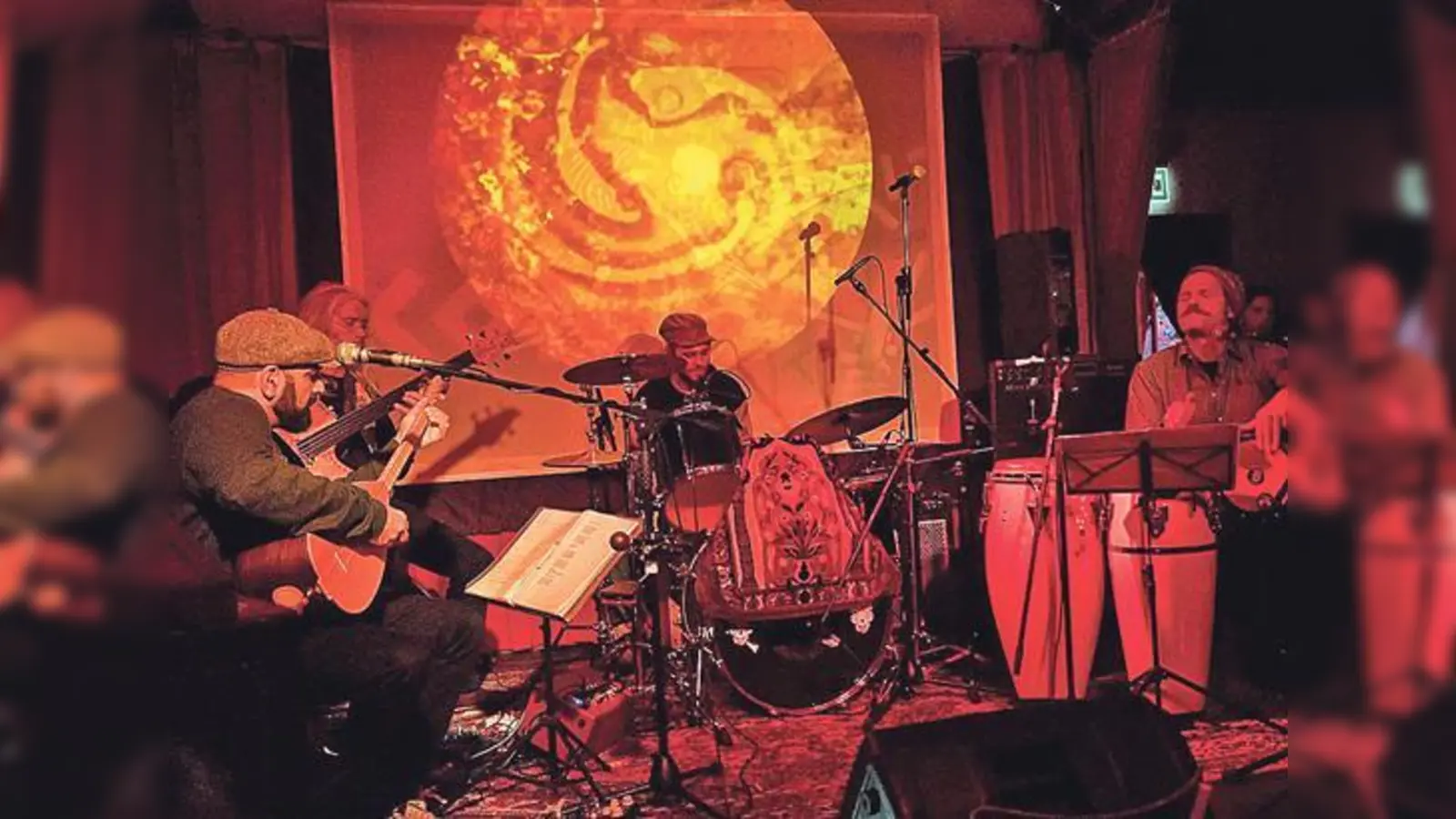 »Lucile And The Rakibuam« spielen im Crönlein, einem ehemaligen Toilettenhäuschen am Nockherberg.	 (Foto: Ali Malak)