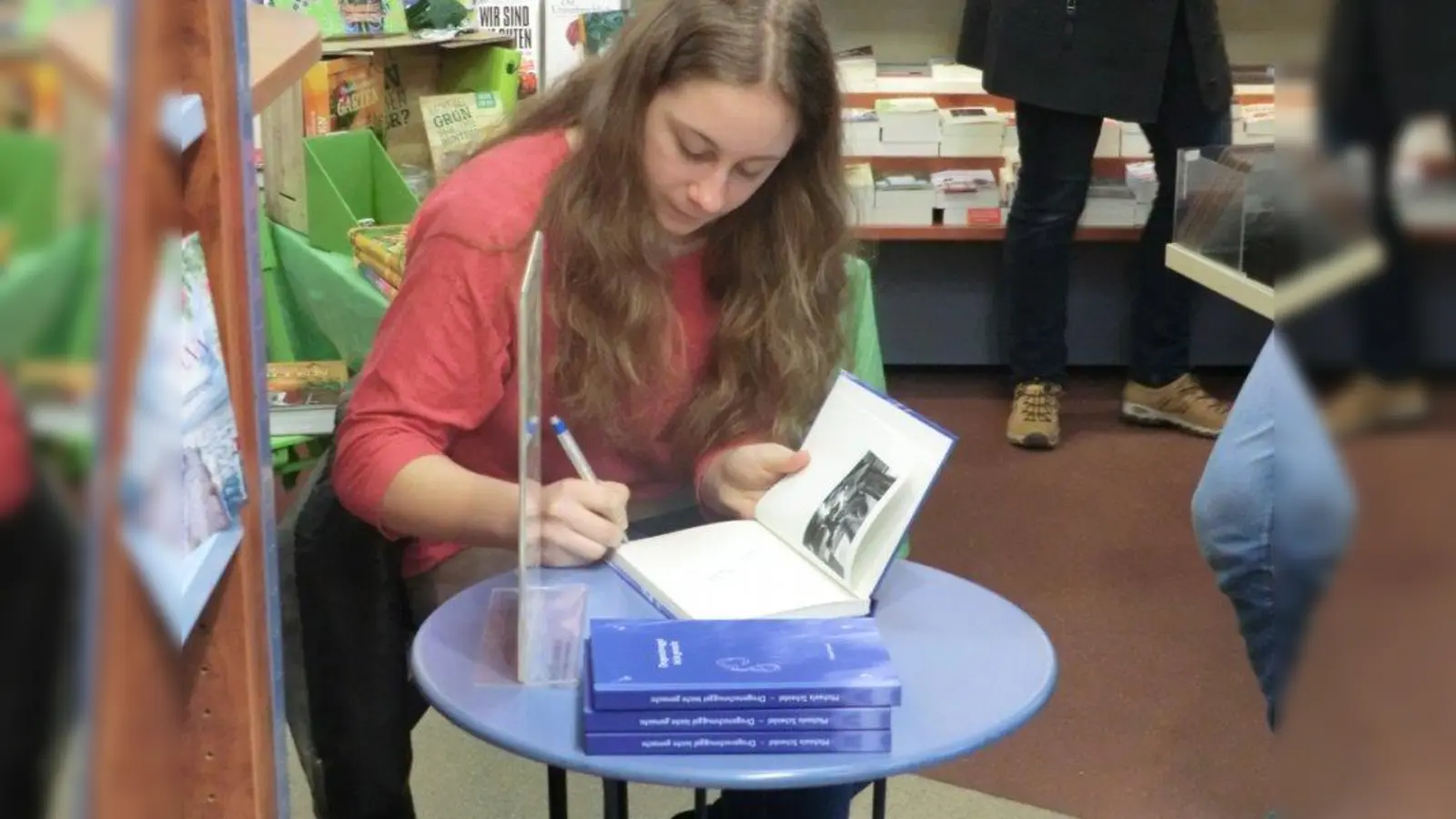 Jungautorin Michaela Scheidel bei einer Signierstunde ihres Romans „Drogenschmuggel leicht gemacht” auf der Leipziger Buchmesse. (Foto: pi)