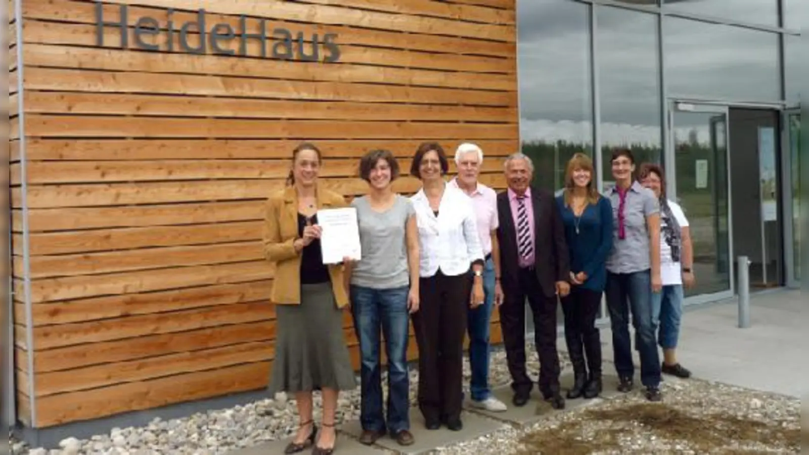 Rolf Zeitler (5. v. l.) freut sich über ein starkes Team für die Heide: Monika Wimmer, Sandra Märkl, Christine Joas, Walter Hilger, Anja Grünwald, Silke Plass und Carmen Rohleder (v. l.). 	 (Foto: Verein)