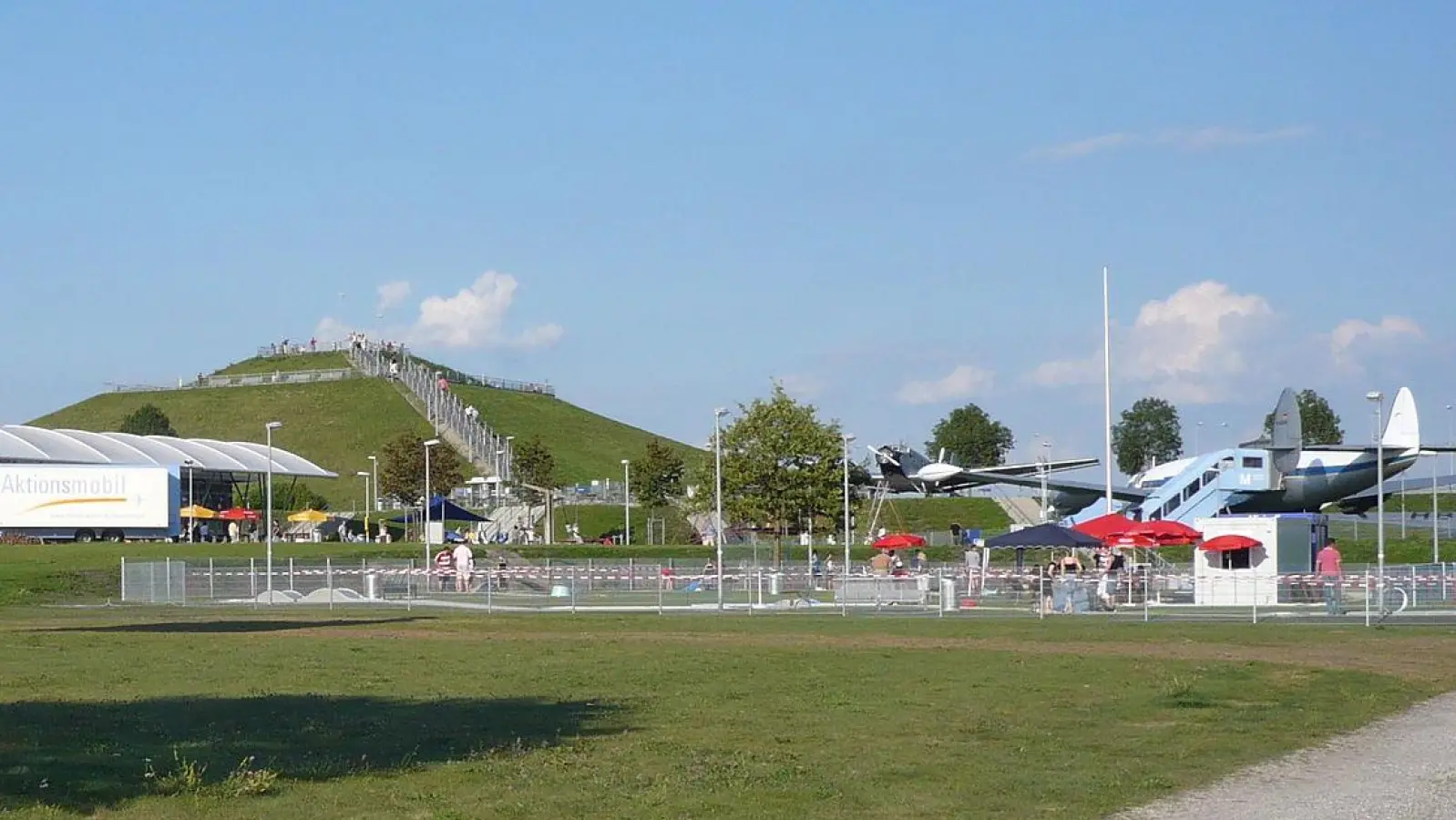 Im Flughafen Besucherpark gibt es ein buntes Programm während den Ferien. (Foto: Wikimedia Commons, CC BY 3.0)