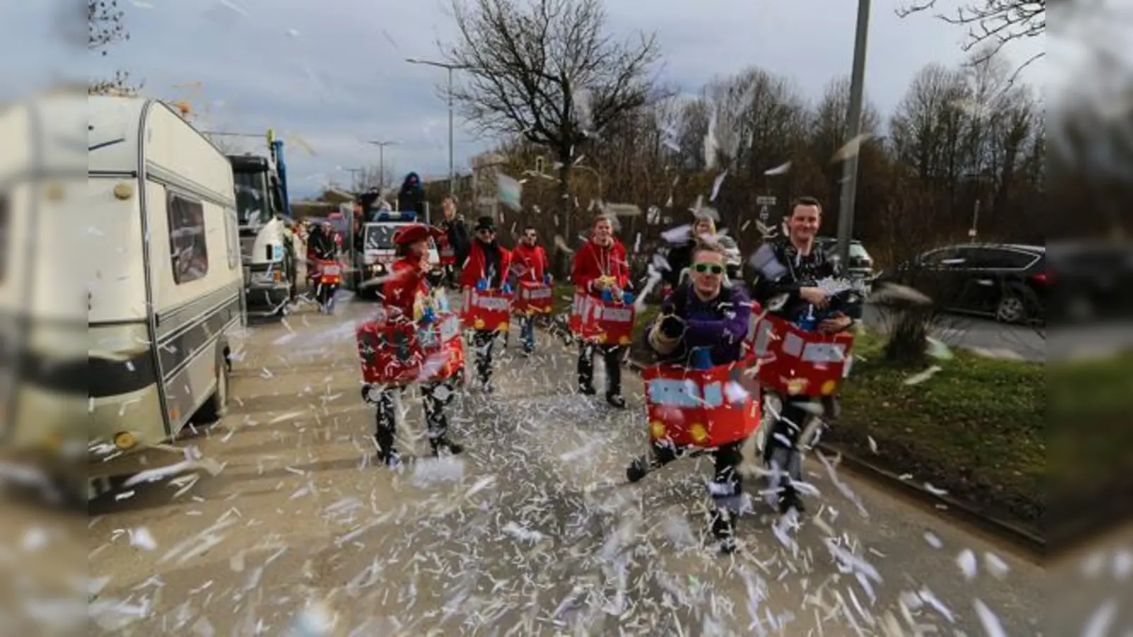 Impressionen vom Gaudiwurm 2016: Ganz Bogenhausen feiert entlang des Faschingszugs und tanzt durch die Straßen. 	 (Foto: ahi)