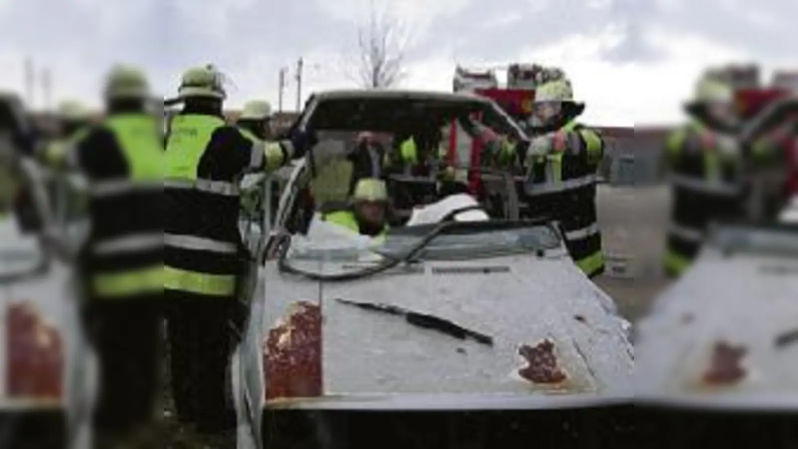 Die Vorführung von Feuerwehr und Rettungsdiensten gehörte zu den spektakulärsten Aktionen bei der Adolf-Kolping-Berufsschule.	 (Foto: VA)