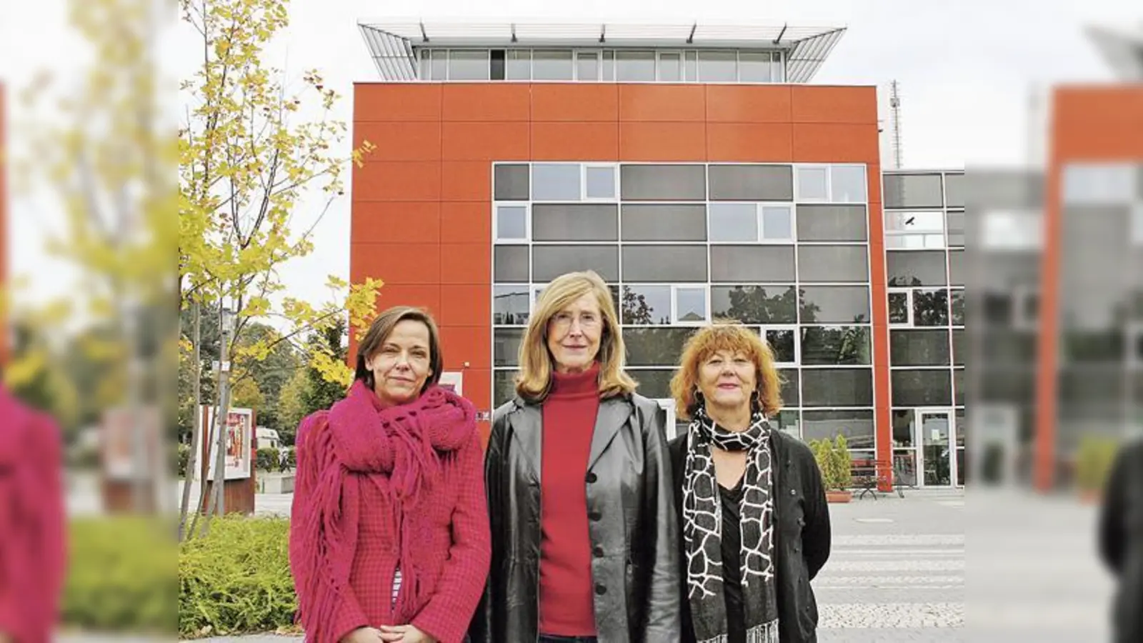 Das Kulturhaus Milbertshofen feiert Geburtstag: Brigitte Santoro (M.) vom Trägerverein präsentierte sich vorab mit den Kulturhaus-Geschäftsführerinnen Tatiana Hänert (l.) und Marta Reichenberger auf dem Curt-Mezger-Platz.	 (Foto: ws)